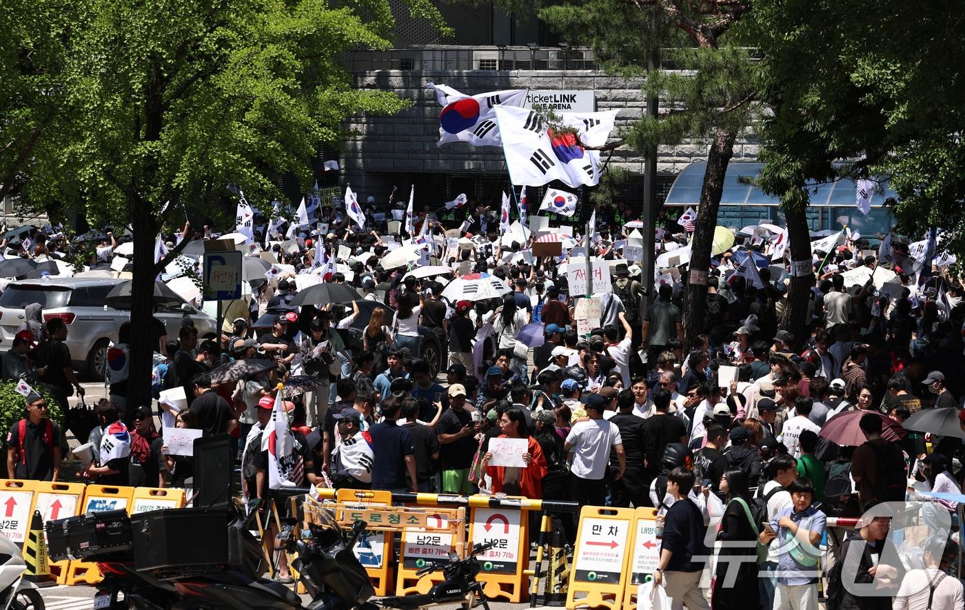 본문 이미지 - 6·3 지방선거 투표용지 부족 사태에 반발한 시민들이 6일 오전 서울 송파구 올림픽공원 핸드볼경기장 개표소 앞에 모여 재선거를 요구하는 구호를 외치고 있다. 2026.6.6 ⓒ 뉴스1 구윤성 기자