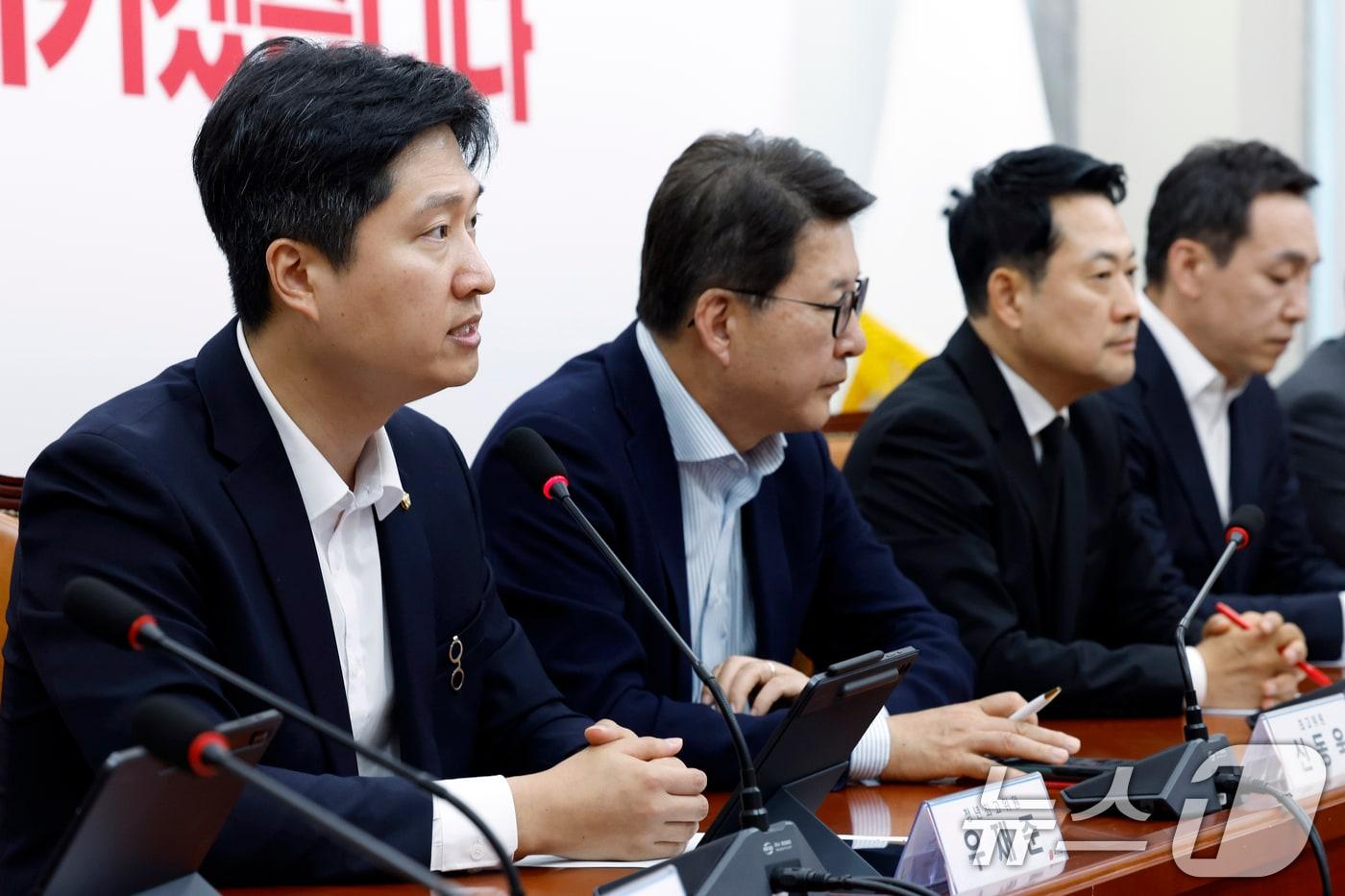 본문 이미지 - 우재준 국민의힘 청년최고위원이 6일 오전 서울 여의도 국회 국민의힘 대회의실에서 열린 긴급 최고위원회의에서 발언을 하고 있다. 2026.6.6 ⓒ 뉴스1 박정호 기자