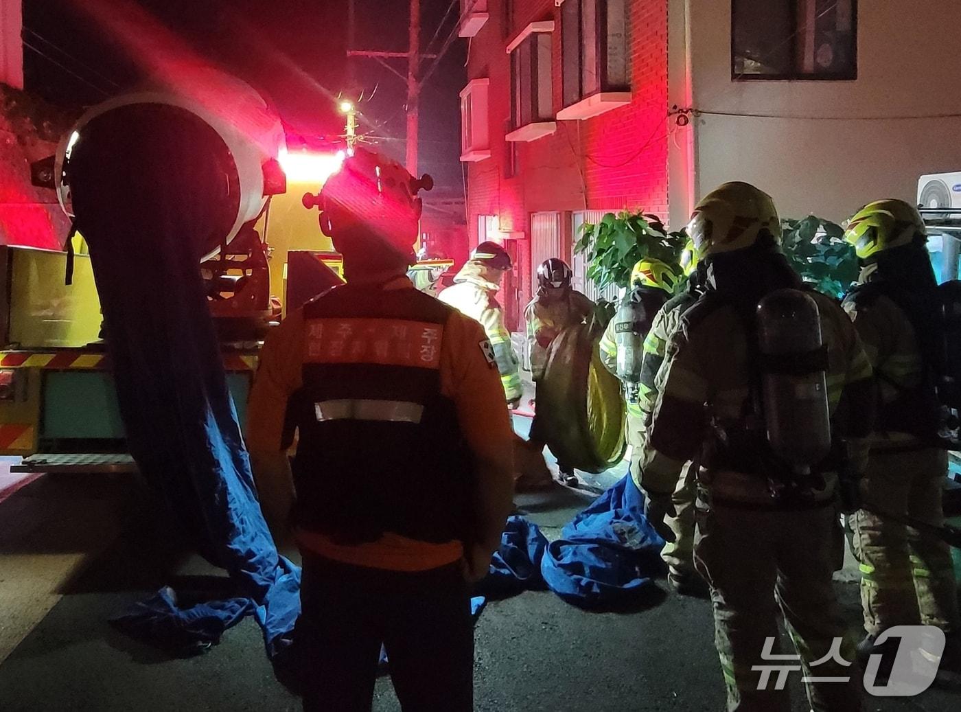 본문 이미지 - 지난 5일 제주시 일도2동 한 주택에서 소방당국이 배연작업응ㄹ 하는 모습.(제주도소방안전본부 제공. 재판매 및 DB 금지)