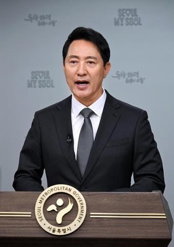 본문 이미지 - 오세훈 서울시장이 6일 투표용지 부족 및 투표 중단에 대한 담화문을 발표하고 있다.