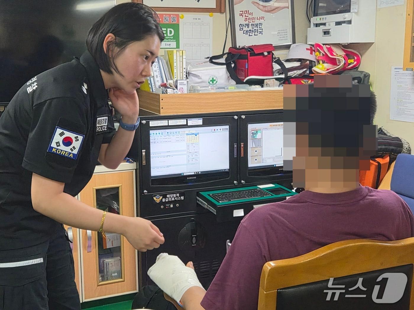 본문 이미지 - 지난 5일 제주 해경 500톤급 경비함정에서 해양원격응급의료시스템을 이용하는 모습.(서귀포해양경찰서 제공. 재판매 및 DB 금지)
