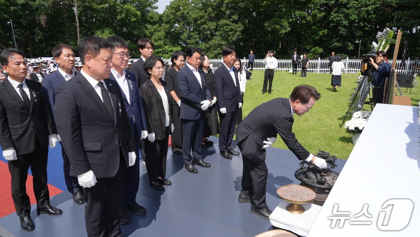 본문 이미지 - 6일 오전 강원 춘천 우두동 충렬탑에서 진행된 제71회 현충일 추념식에서 육동한 춘천시장과 시청 국과장들이 참배를 하고 있다.(춘천시 제공, 재판매 및 DB금지) 