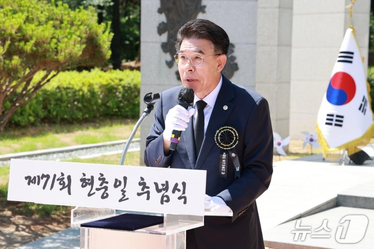 본문 이미지 - 계룡시는 6일 엄사근린공원 내 충령탑에서 순국선열과 호국영령의 숭고한 희생정신을 기리는 '제71회 현충일 추념식'을 했다.(계룡시 제공.재판매 및 DB금지)/뉴스1