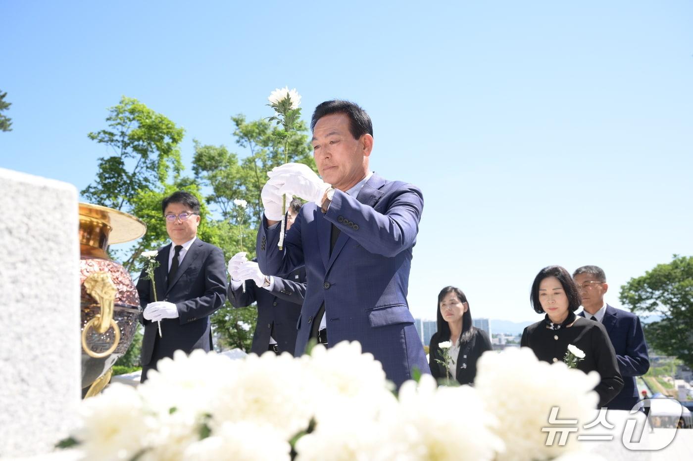 본문 이미지 - 충남 논산시가 6일 제71회 현충일을 맞아 충령탑에서 추념식을 거행했다.(논산시 제공.재판매 및 DB금지)/뉴스1