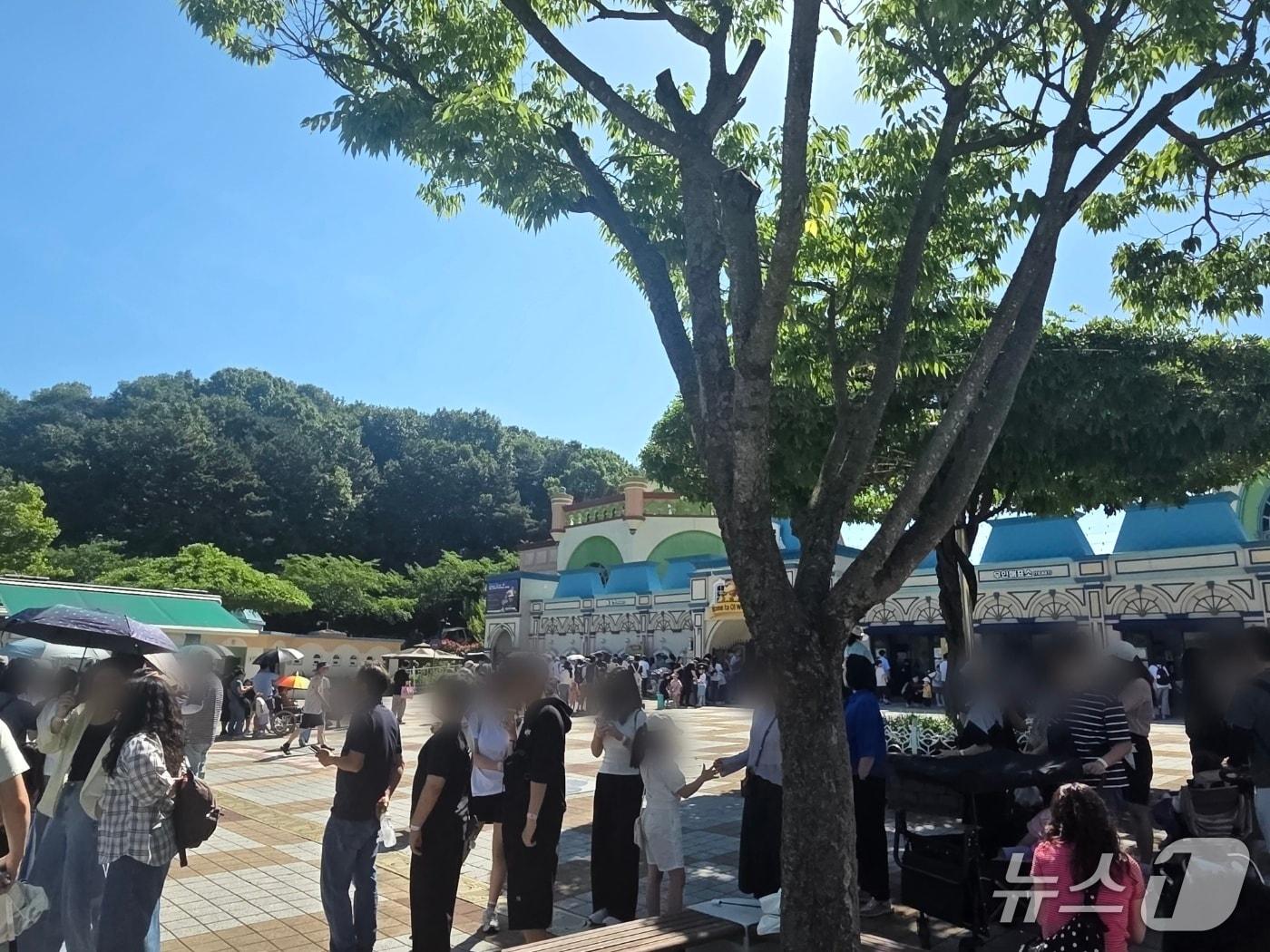 본문 이미지 - 오월드 재개장 뒤 첫 주말인 6일 개장시간 전부터 시민들이 줄지어 서있다. ⓒ 뉴스1 김종서 기자
