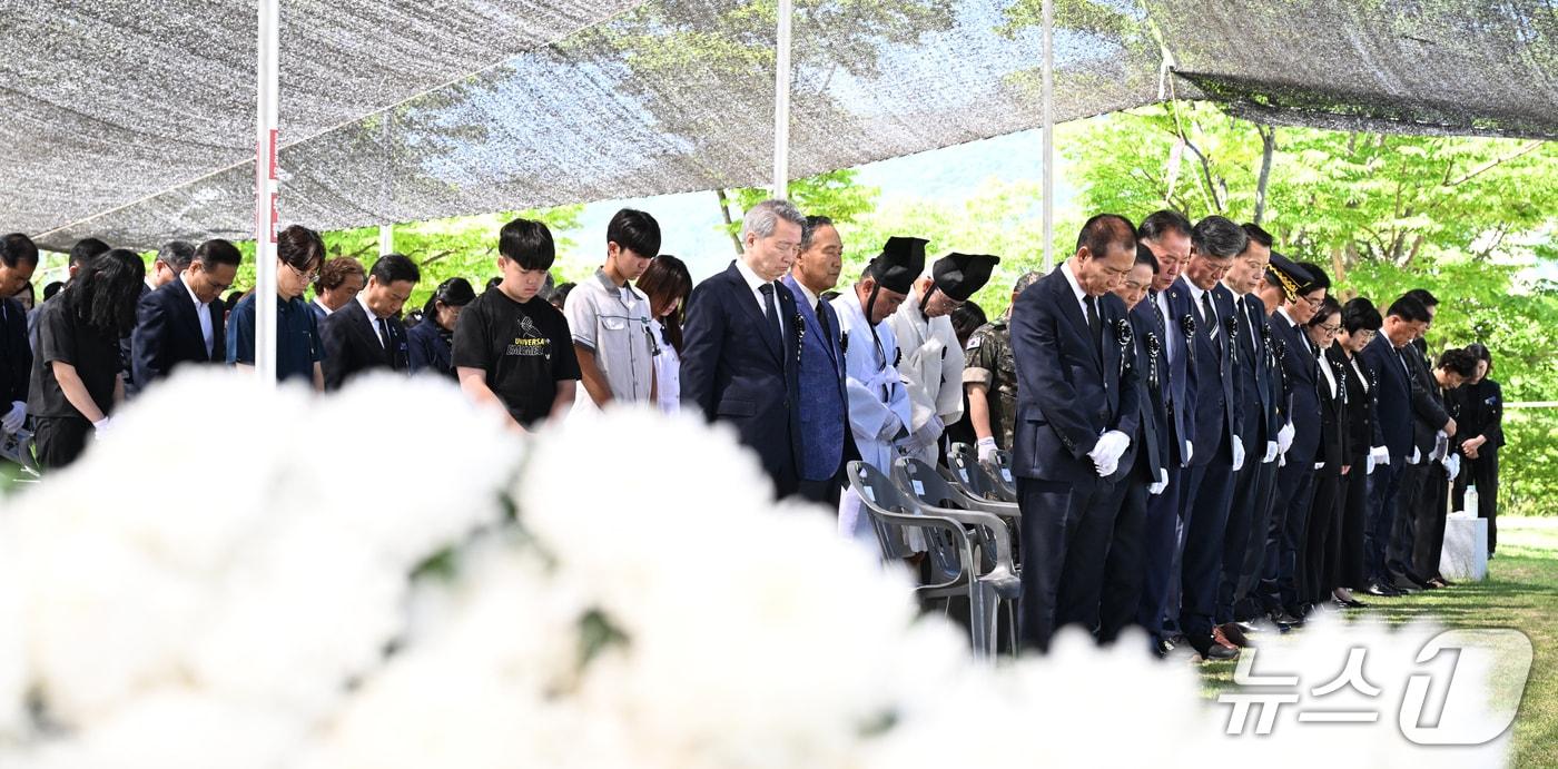 본문 이미지 - 거창군 죽전근린공원의 충혼탑에서 6일 현충일 기념식 행사가 열리고 있다(거창군 제공. 재판매 및 DB금지). 2026.6.6