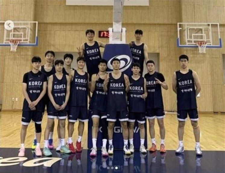 본문 이미지 - 18세 이하 남자 농구대표팀. (대한민국농구협회 SNS 캡처)