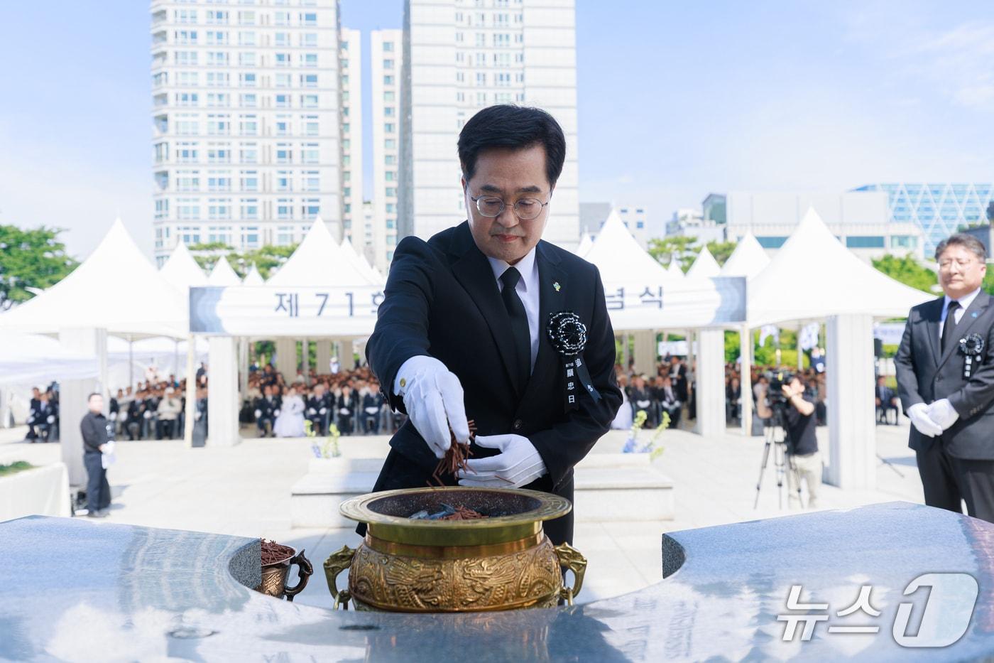 본문 이미지 - 6일 경기 수원특례시 현충탑에서 진행된 제71회 현충일 추념식에서 김동연 경기도지사가 분향을 하고 있다.(r경기도 제공. 재판매 및 DB금지)