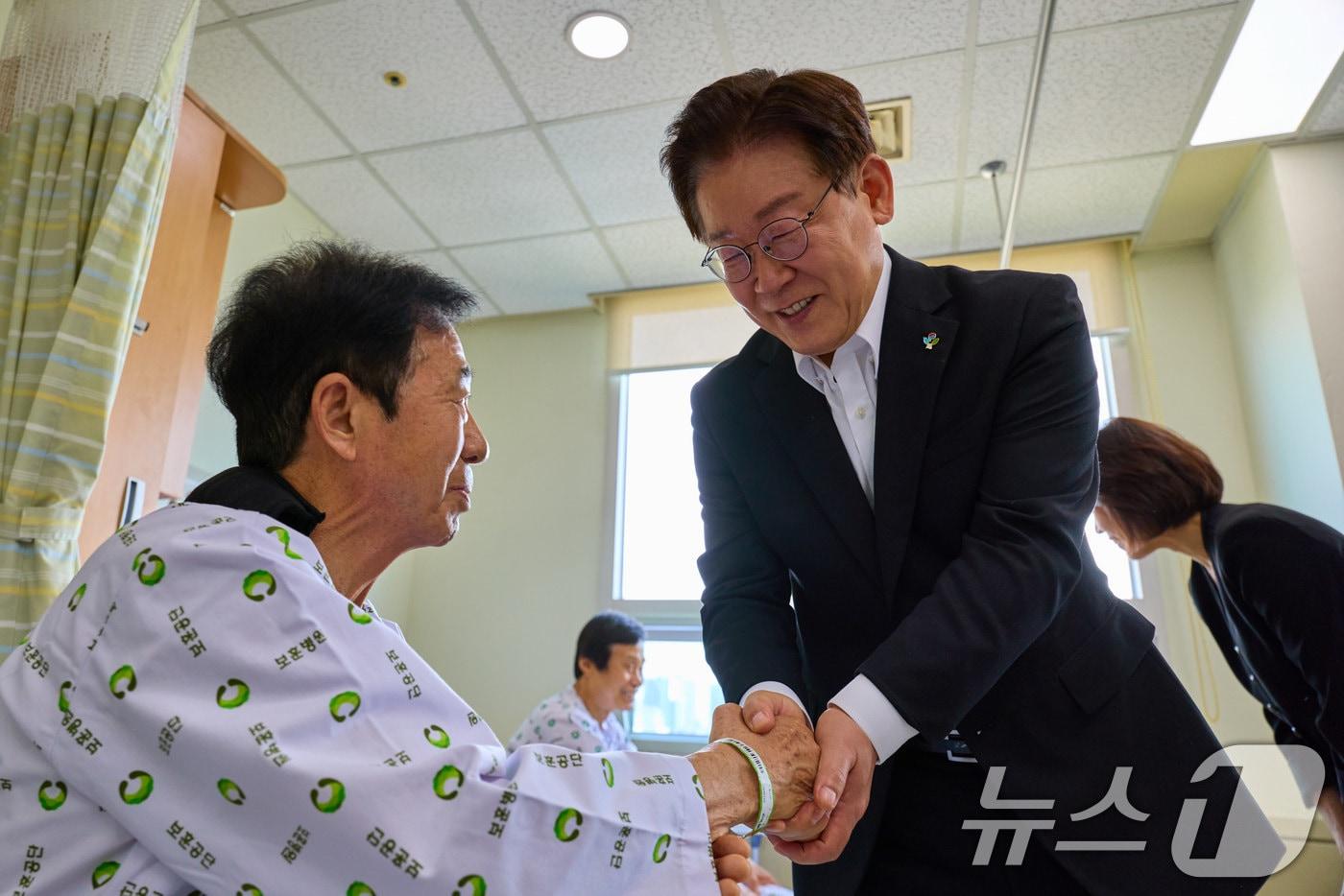본문 이미지 - 이재명 대통령이 지난 6일 서울 강동구 중앙보훈병원에서 입원 치료 중인 국가유공자들을 위문하고 있다. (청와대 제공. 재판매 및 DB 금지) 2026.6.6 ⓒ 뉴스1 이재명 기자
