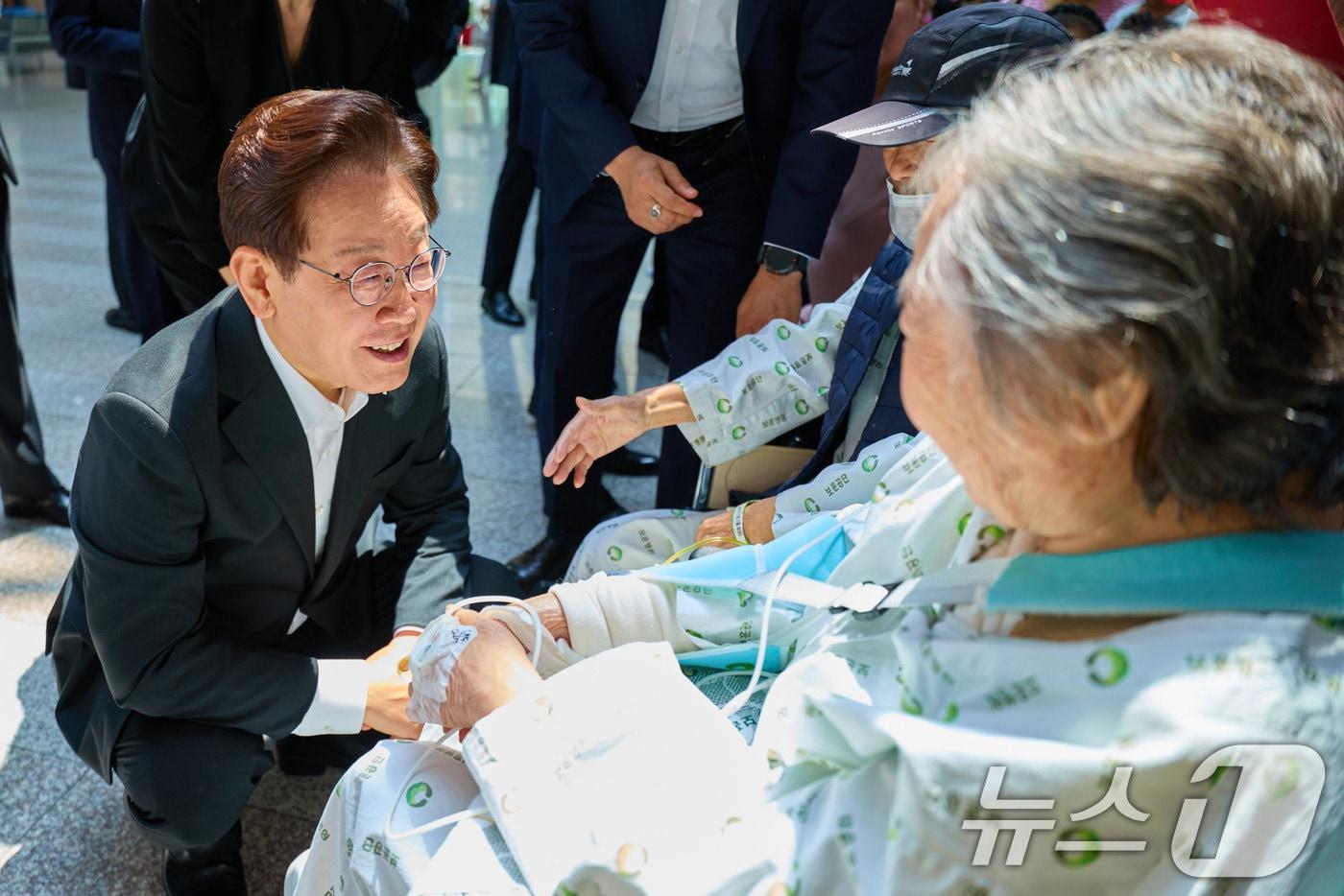 본문 이미지 - 이재명 대통령이 6일 서울 강동구 중앙보훈병원에서 입원 치료 중인 국가유공자들을 위문하고 있다. (청와대 제공. 재판매 및 DB 금지) 2026.6.6 ⓒ 뉴스1 이재명 기자