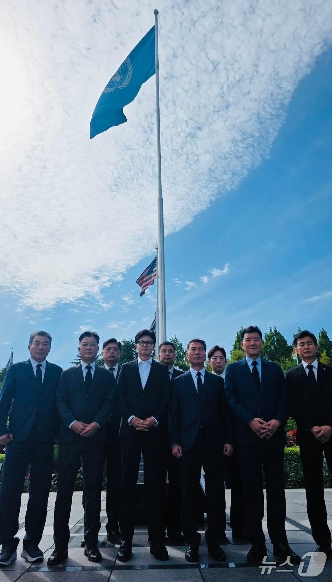 본문 이미지 - 한동훈 무소속 의원은 현충일인 6일 "부산 유엔 기념공원에서 낙동강 전선을 지켜낸 영웅들을 기렸다"고 사회관계망서비스(SNS)를 통해 밝혔다. 2026.6.6 (한 의원 SNS 갈무리)
