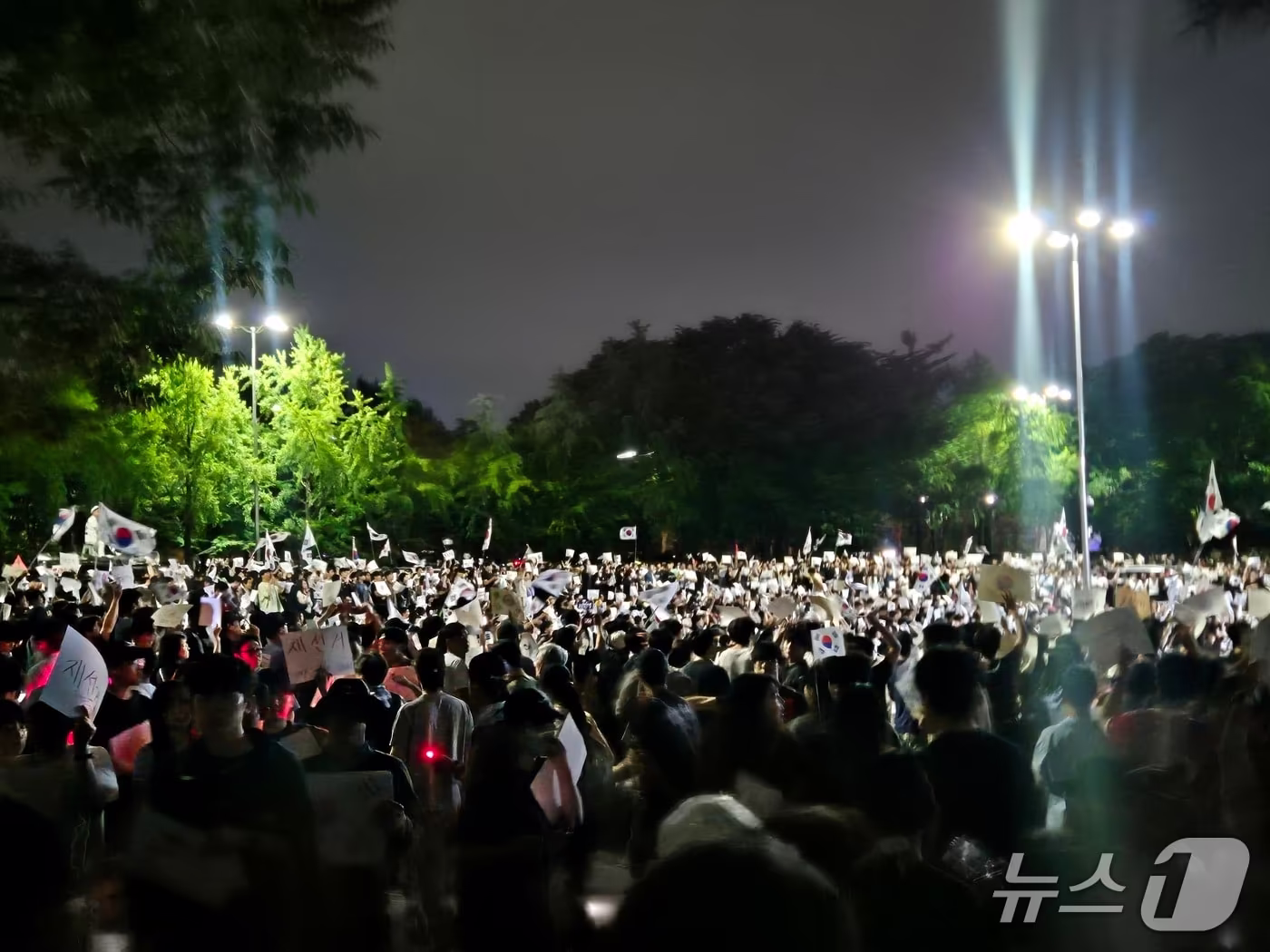 본문 이미지 - 6·3 지방선거 투표용지 부족 사태에 반발한 시민들이 6일 서울 송파구 올림픽공원 핸드볼경기장 개표소 앞에 모여 재선거를 요구하는 구호를 외치고 있다. 2026.6.6 ⓒ 뉴스1 신윤하 기자