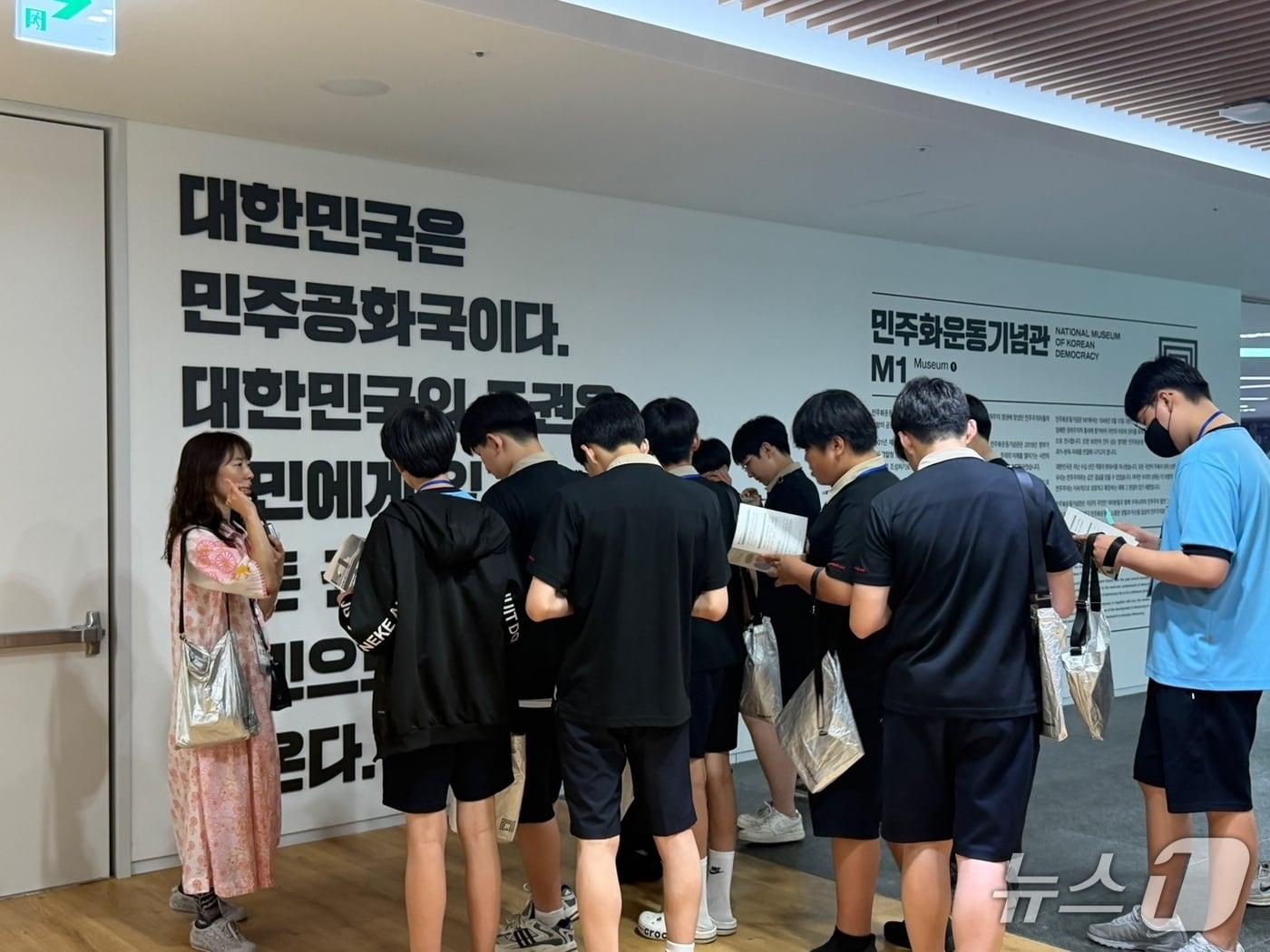 본문 이미지 - 경기 성남 영성중학교 역사동아리 '피스메이커스' 소속 학생 14명이 '일일 기자'가 되어 찾은 서울 용산구 민주화운동기념관/뉴스1 ⓒ News1 조수빈 기자