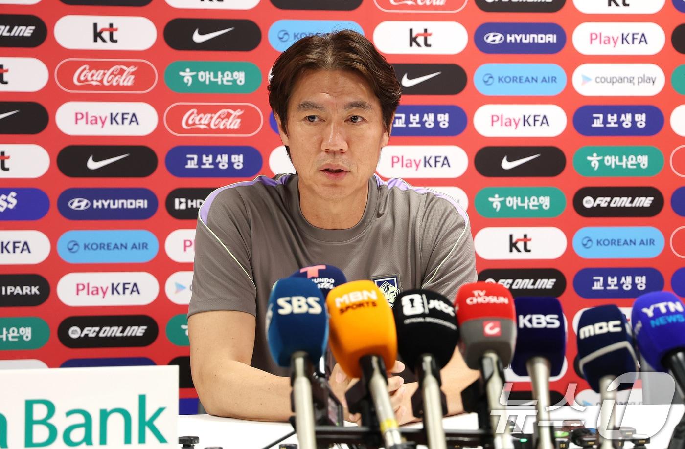 본문 이미지 - 홍명보 대한민국 축구대표팀 감독이 6일(현지시간) 2026 국제축구연맹(FIFA) 북중미월드컵이 열리는 멕시코 할리스코 과달라하라에 위치한 '치바스 베르데 바예' 훈련장에서 인터뷰를 하고 있다. 2026.6.7 ⓒ 뉴스1 임세영 기자
