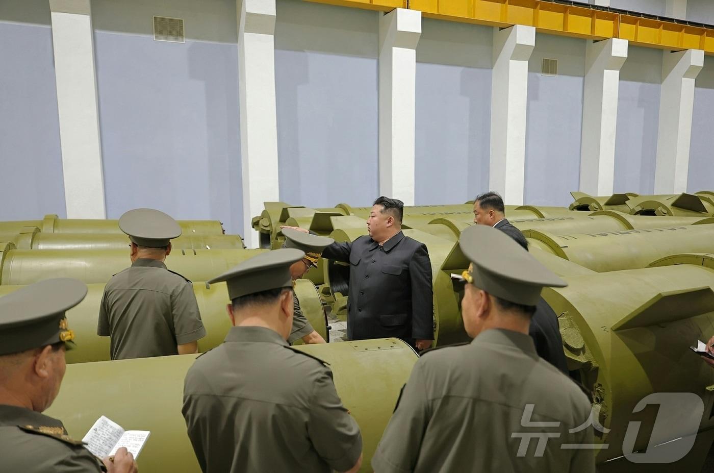 본문 이미지 - (평양 노동신문=뉴스1) = 북한 노동당 기관지 노동신문은 김정은 당 총비서가 지난 6일 중요 군수공장을 방문해 미사일 생산 실태를 점검했다고 7일 보도했다. [국내에서만 사용가능. 재배포 금지. DB 금지. For Use Only in the Republic of Korea. Redistribution Prohibited] rodongphoto@news1.kr