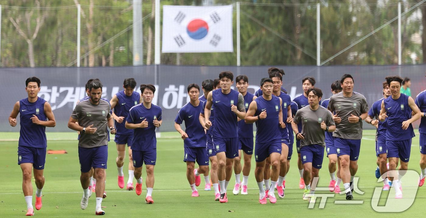 본문 이미지 - 대한민국 축구대표팀 선수들이 6일(현지시간) 멕시코 할리스코 과달라하라에 위치한 '치바스 베르데 바예' 훈련장에서 열린 2026 국제축구연맹(FIFA) 북중미월드컵 피파 커뮤니티 트레이닝(오픈 트레이닝)에서 훈련을 하고 있다. 2026.6.7 ⓒ 뉴스1 임세영 기자