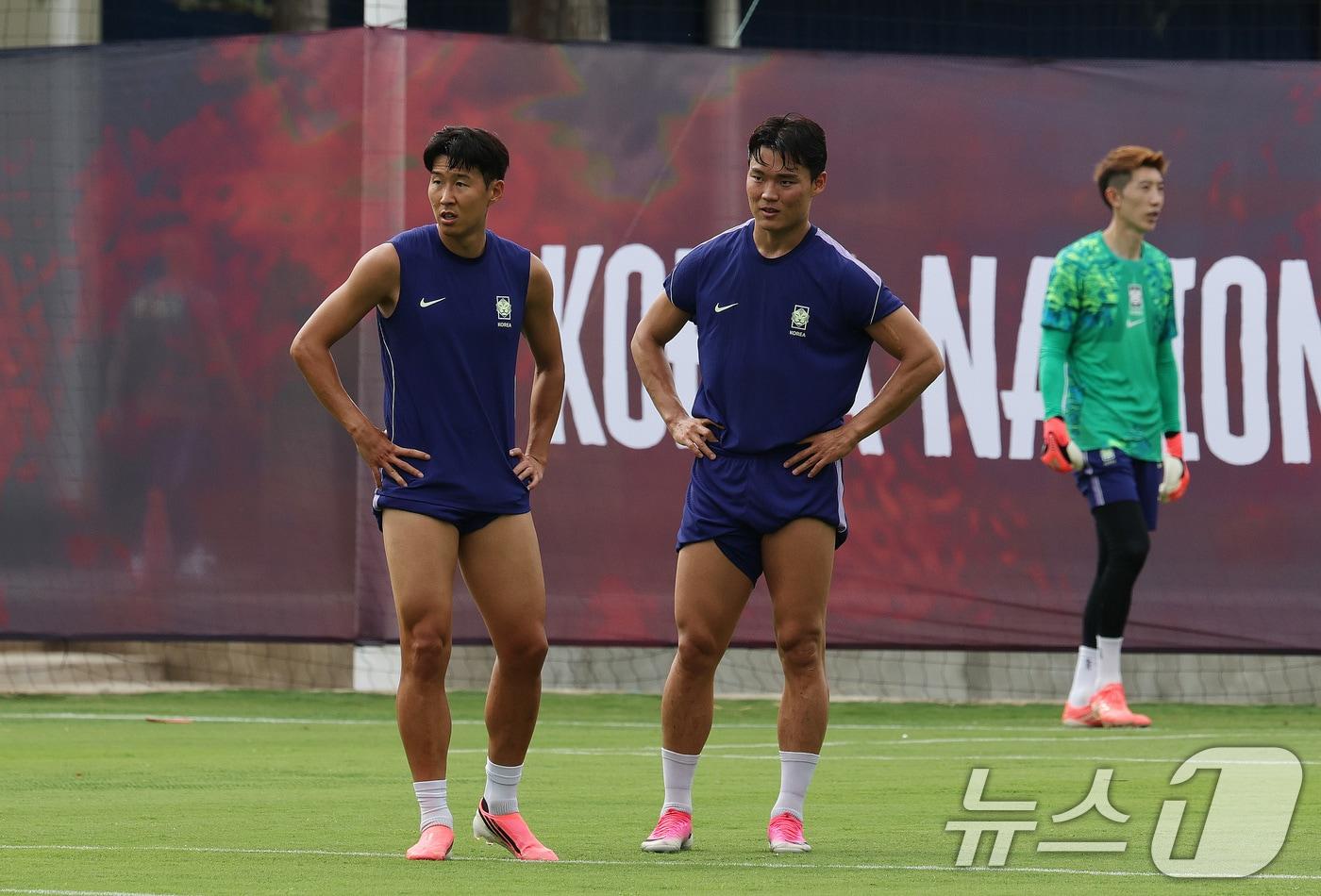 본문 이미지 - 대한민국 축구대표팀 손흥민과 오현규. ⓒ 뉴스1 임세영 기자