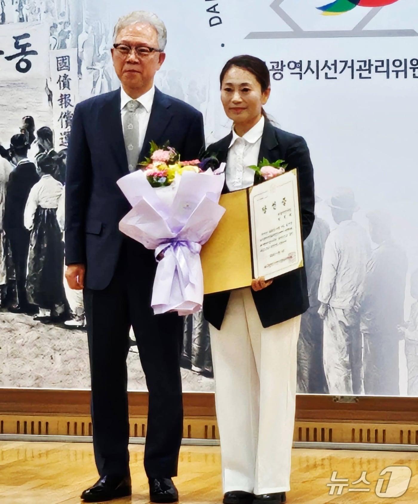 본문 이미지 - 박정희 더불어민주당 대구시의원 비례대표 당선인이 최근 대구선거관리위원회에서 당선증을 받은 뒤 기념촬영을 하고 있다. (박정희 당선인 페이스북 갈무리. 재판매 및 DB 금지)/뉴스1