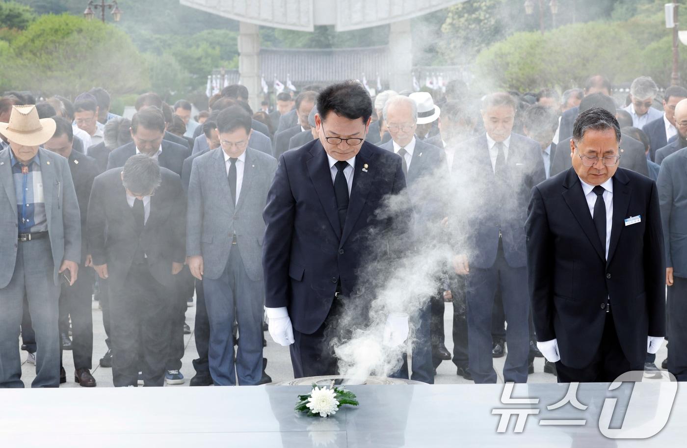 본문 이미지 - 6·3 국회의원 재·보궐선거를 통해 국회에 복귀한 송영길 더불어민주당 의원(인천 연수구갑)이 7일 오전 광주 국립5.18민주묘지를 찾아 참배하고 있다. 2026.6.7 ⓒ 뉴스1 김태성 기자