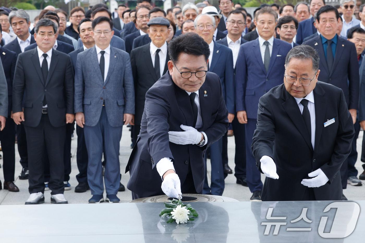본문 이미지 - 6·3 국회의원 재·보궐선거를 통해 국회에 복귀한 송영길 전 더불어민주당 대표(인천 연수구갑)는 7일 오전 광주 국립5.18민주묘지를 찾아 헌화분향하고 있다. ⓒ 뉴스1 김태성 기자