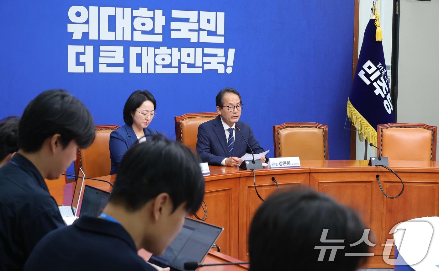 본문 이미지 - 강준현 더불어민주당 수석대변인이 7일 서울 여의도 국회에서 기자간담회를 하고 있다. 2026.6.7 ⓒ 뉴스1 신웅수 기자