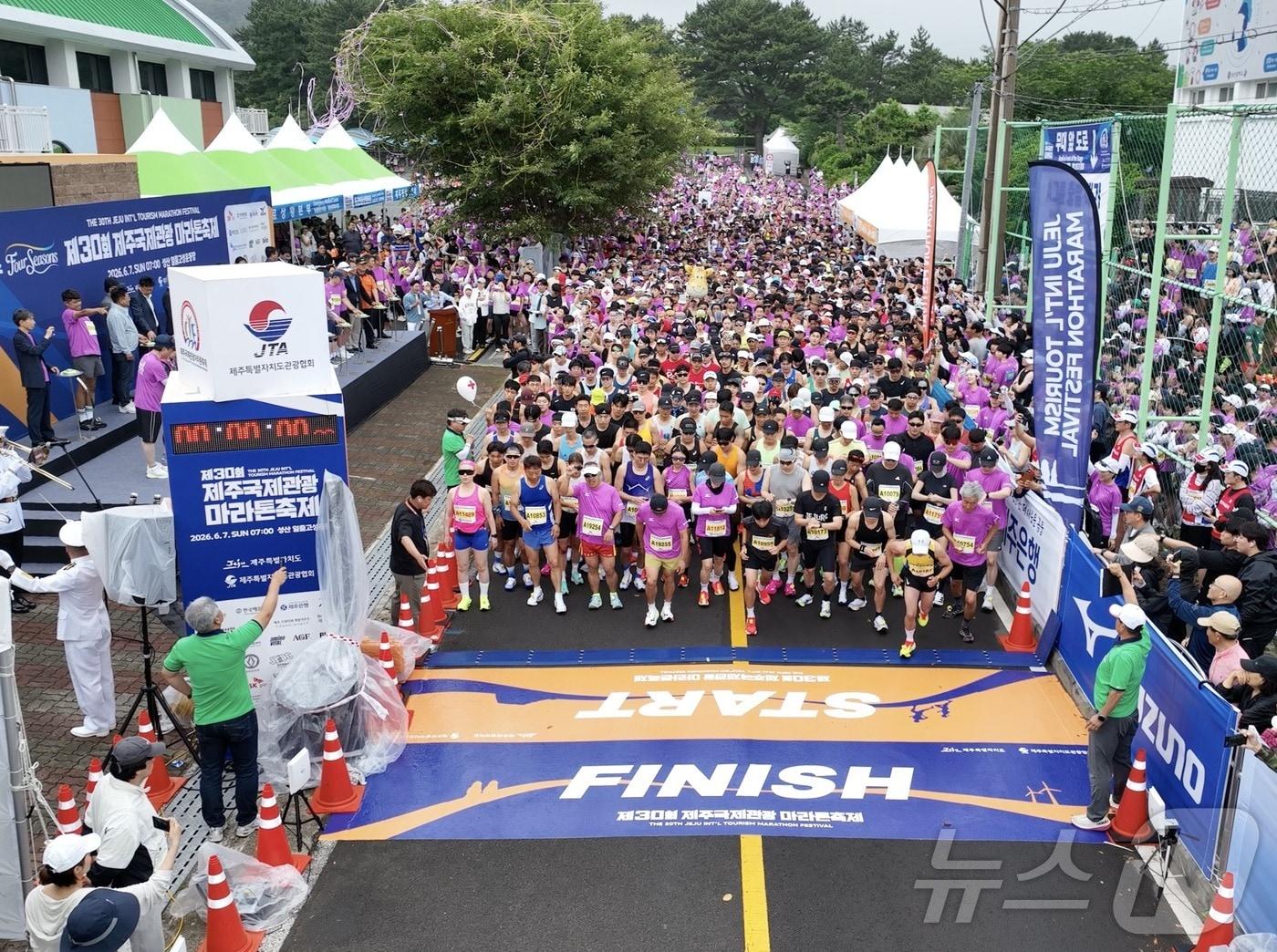 본문 이미지 - 7일 오전 서귀포시 성삽읍에서 열린 제30회 제주국제관광마라톤축제 참가자들이 10㎞ 코스를 출발하고 있다. 이 행사는 제주도가 주최하고 제주도관광협회가 주관했다.(제주도관광협회 제공. 재판매 및 DB 금지)2026.6.7  /뉴스1 