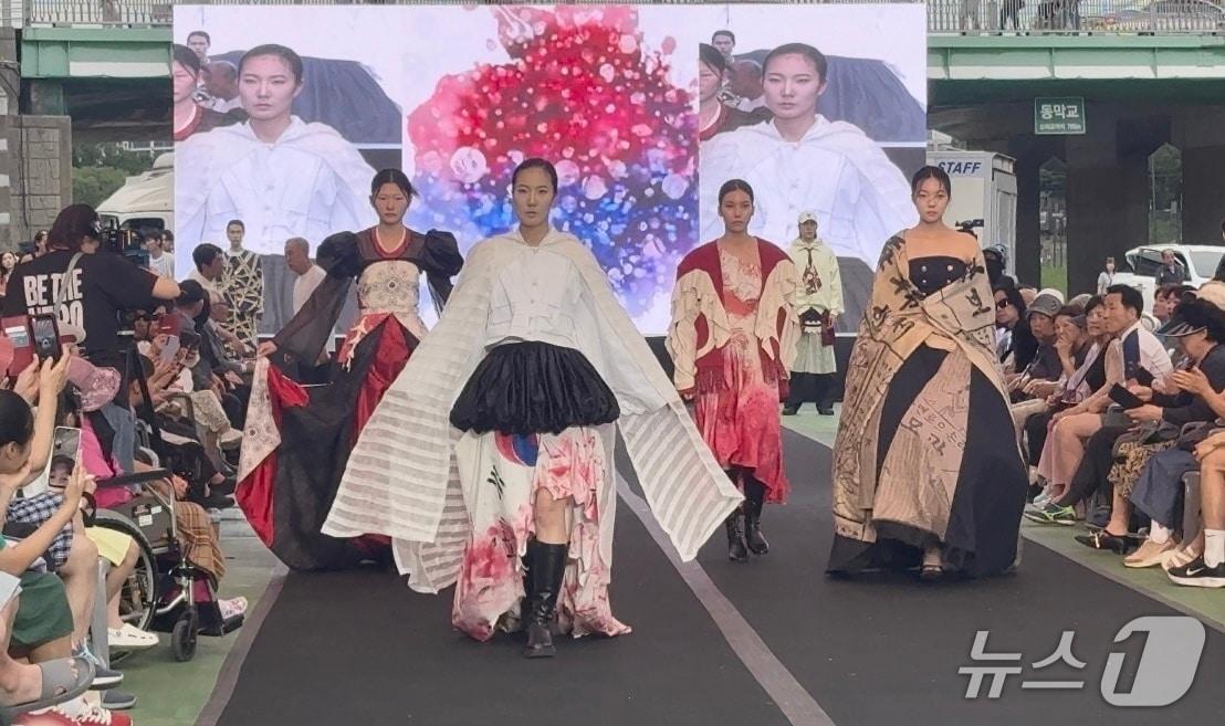 본문 이미지 - 김구 선생 탄생 150주년 기념 패션쇼.(경기북부보훈지청 제공. 재판매 및 DB 금지)/뉴스1 