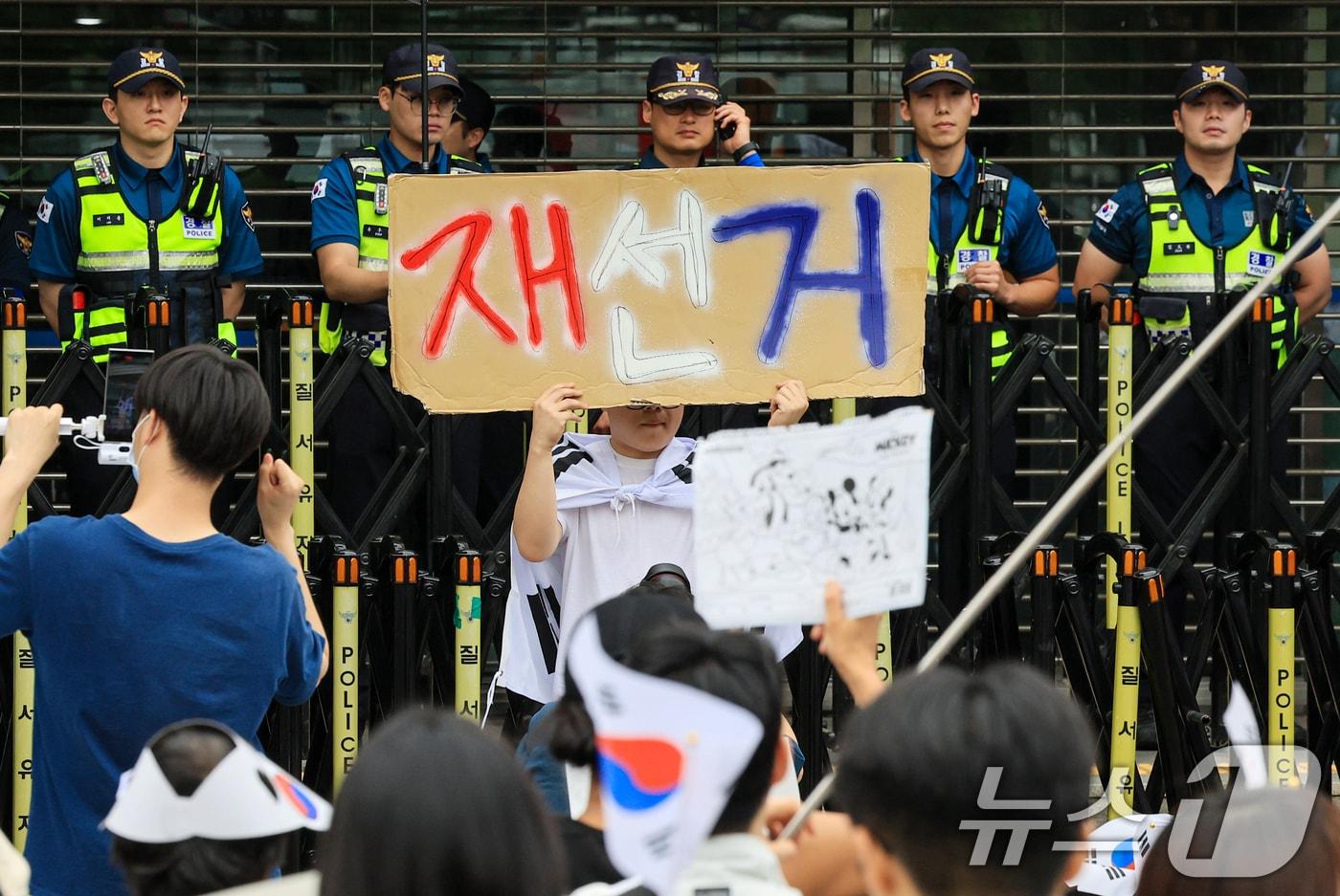 본문 이미지 - 제9회 전국동시지방선거 투표용지 부족 사태에 반발한 시민들이 7일 서울 송파구 올림픽공원 핸드볼경기장 개표소 앞에 모여 재선거를 요구하는 구호를 외치고 있다. 2026.6.7 ⓒ 뉴스1 이호윤 기자