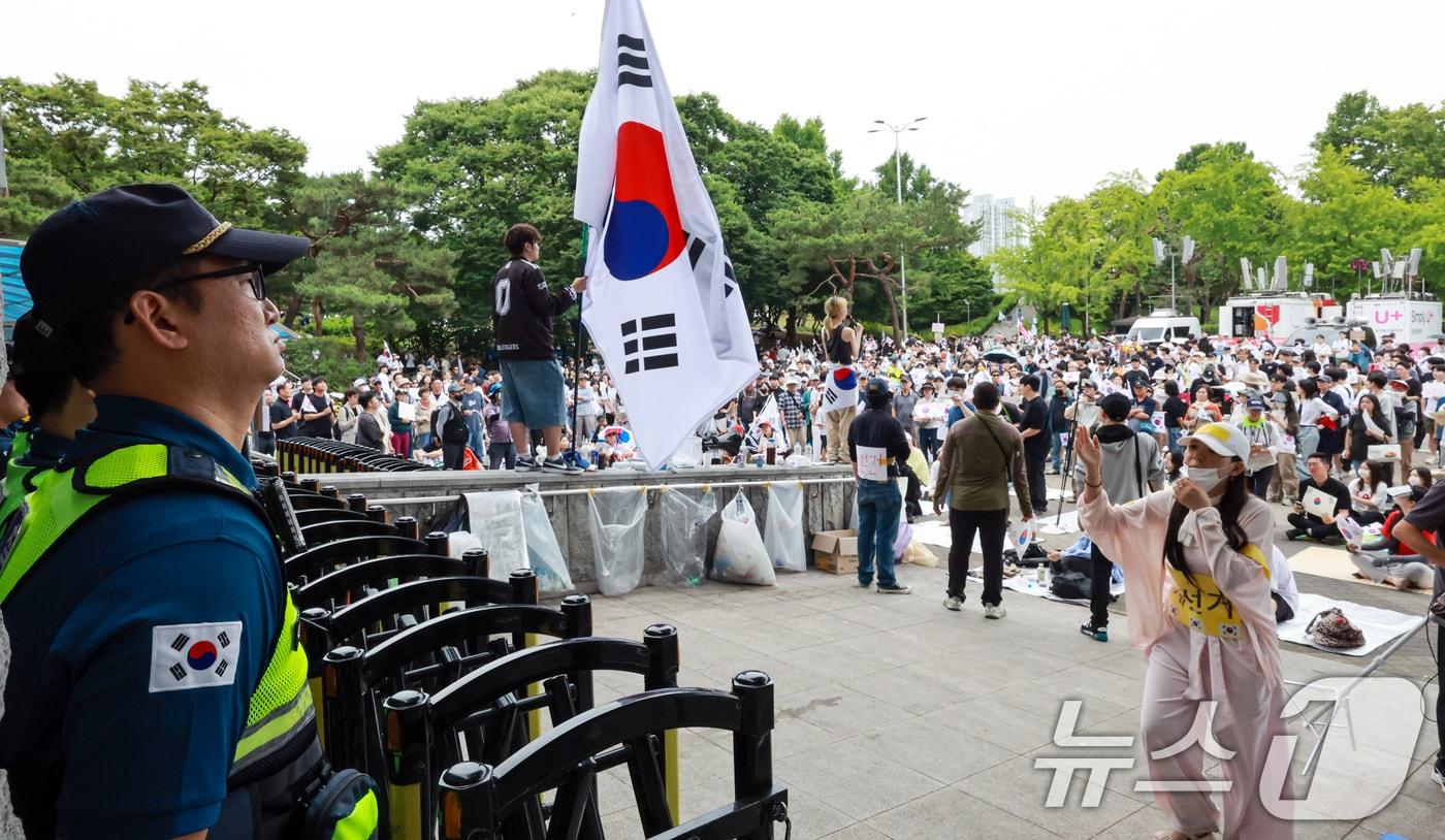 본문 이미지 - 제9회 전국동시지방선거 투표용지 부족 사태에 반발한 시민들이 7일 서울 송파구 올림픽공원 핸드볼경기장 개표소 앞에 모여 재선거를 요구하는 구호를 외치고 있다. 2026.6.7 ⓒ 뉴스1 이호윤 기자