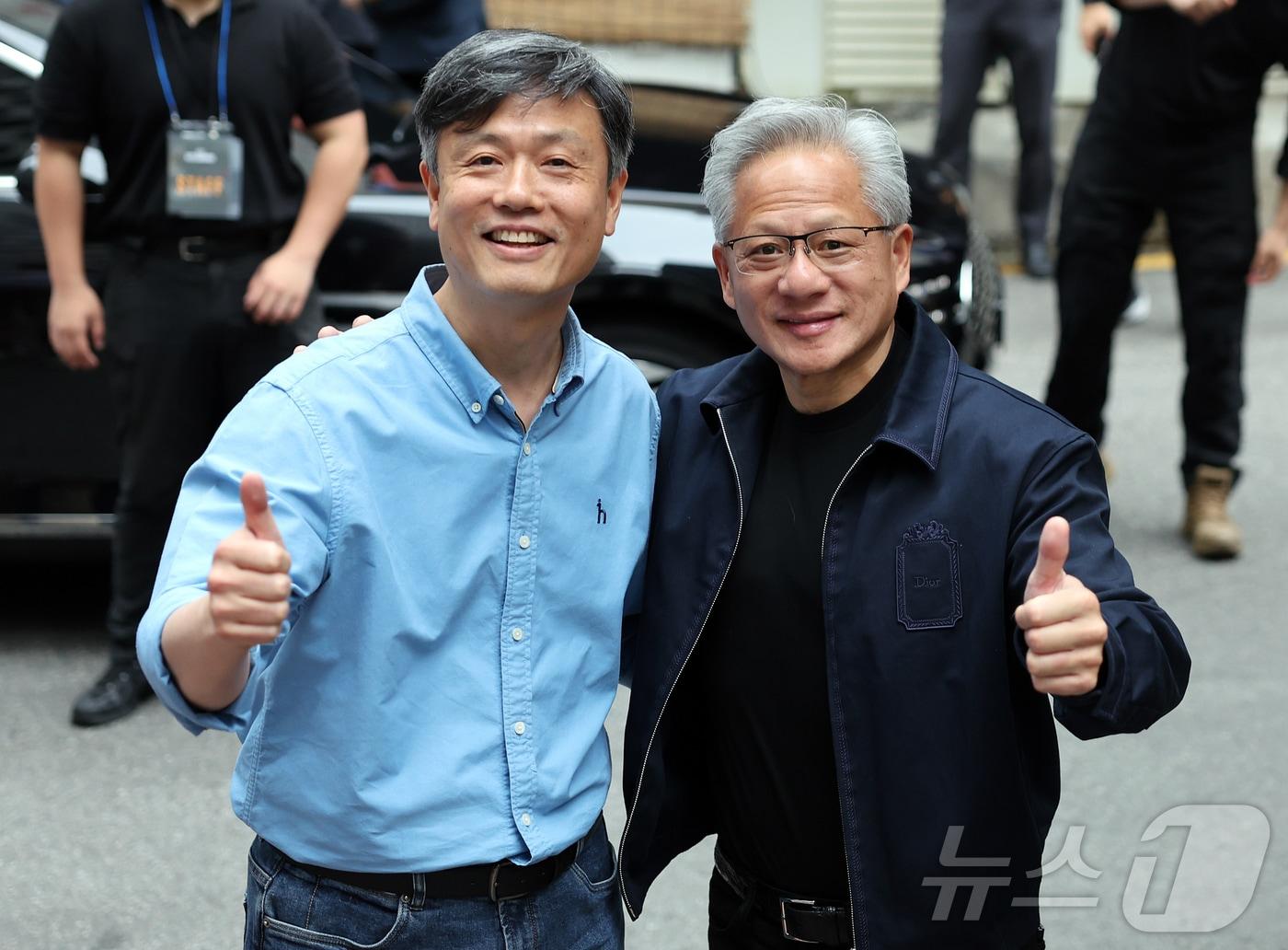 본문 이미지 - 젠슨 황 엔비디아 최고경영자 CEO가 7일 서울 강남구 옵티멈존 PC카페에서 장병규 크래프톤 의장과 기념 촬영을 하고 있다. 2026.6.7 ⓒ 뉴스1 김진환 기자
