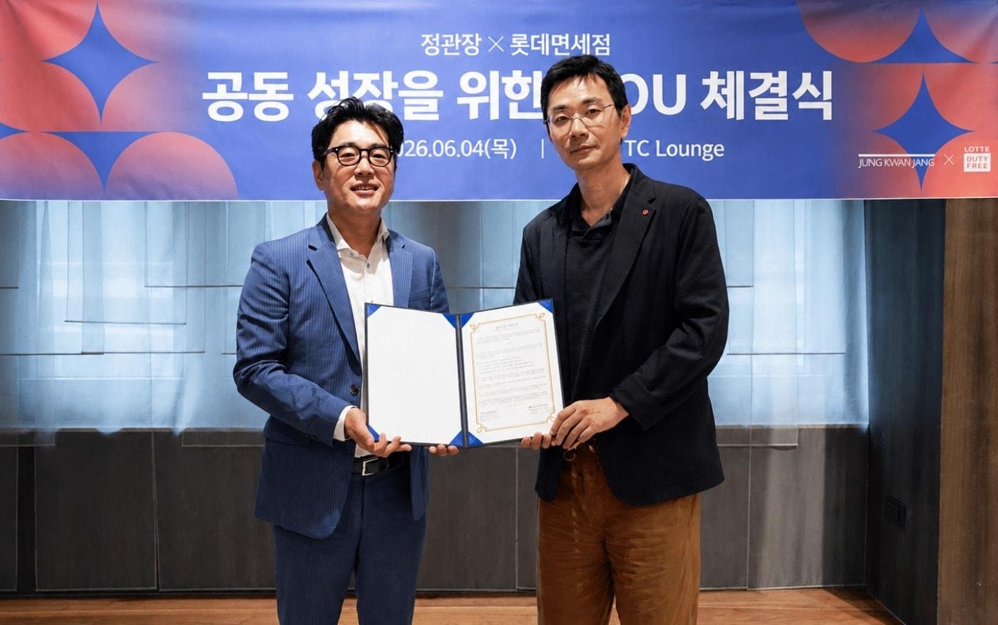 본문 이미지 - 김태원 KGC 영업본부장(좌)과 이정민 롯데면세점 상품부문장이 4일 MOU 체결 후 기념 촬영을 하고 있다.(KGC인삼공사 제공)