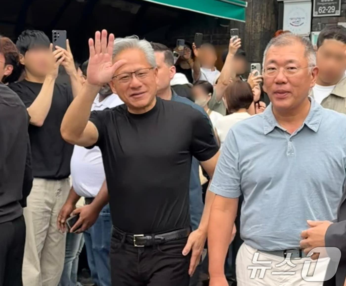 본문 이미지 - 젠슨 황 엔비디아 CEO와 정의선 현대자동차그룹 회장이 7일 서울 을지로 우래옥에서 오찬 회동 후 나서고 있다. (독자제공, 재판매 및 DB금지) 2026.6.7 ⓒ 뉴스1