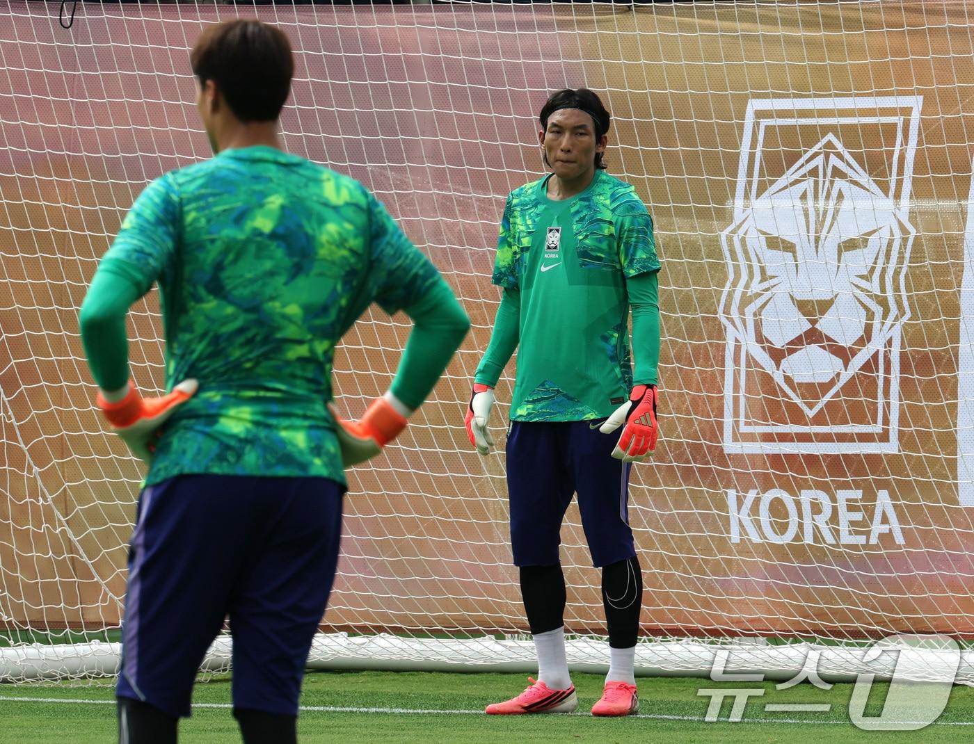 본문 이미지 - 대한민국 축구대표팀 김승규 골키퍼가 6일(현지시간) 멕시코 할리스코 과달라하라에 위치한 '치바스 베르데 바예' 훈련장에서 열린 2026 국제축구연맹(FIFA) 북중미월드컵 피파 커뮤니티 트레이닝(오픈 트레이닝)에서 훈련을 하고 있다. 2026.6.7 ⓒ 뉴스1 임세영 기자