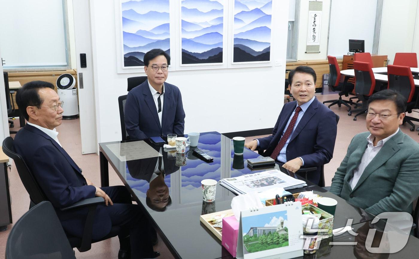 본문 이미지 - 국민의힘 원내대표 출마를 선언한 김도읍, 성일종, 정점식 의원이 7일 서울 여의도 국회에서 송언석 전 원내대표와 회동하고 있다. 2026.6.7 ⓒ 뉴스1 신웅수 기자
