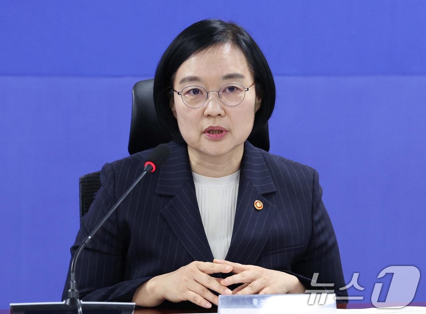 본문 이미지 - 이재명 대통령은 7일 한성숙 중소벤처기업부 장관을 총리후보자로 지명했다고 밝혔다. 사진은 한성숙 중소벤처기업부 장관이 지난4월 16일 서울 여의도 국회 의원회관에서 더불어민주당 을지로위원회 주최로 열린 세븐브로이-대한제분 상생협력기금 출연식에서 발언하고 있는 모습. (뉴스1 DB)