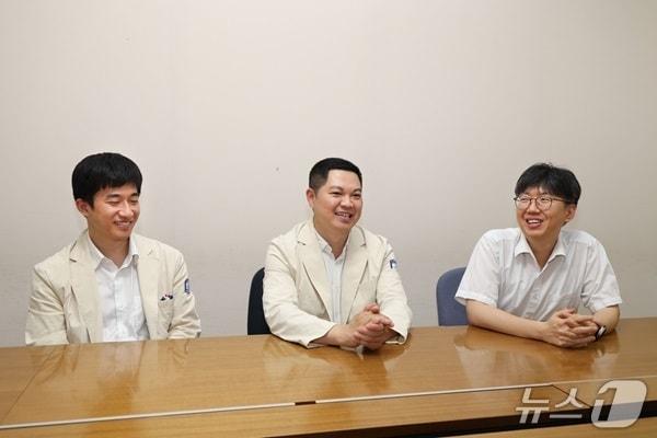 본문 이미지 - (왼쪽부터) 서울성모병원 소화기내과의 탁권용 임상강사, 성필수 교수, 한지원 교수가 지난 4일 서울성모병원 회의실에서 뉴스1과 인터뷰를 하고 있다. (병원 제공)
