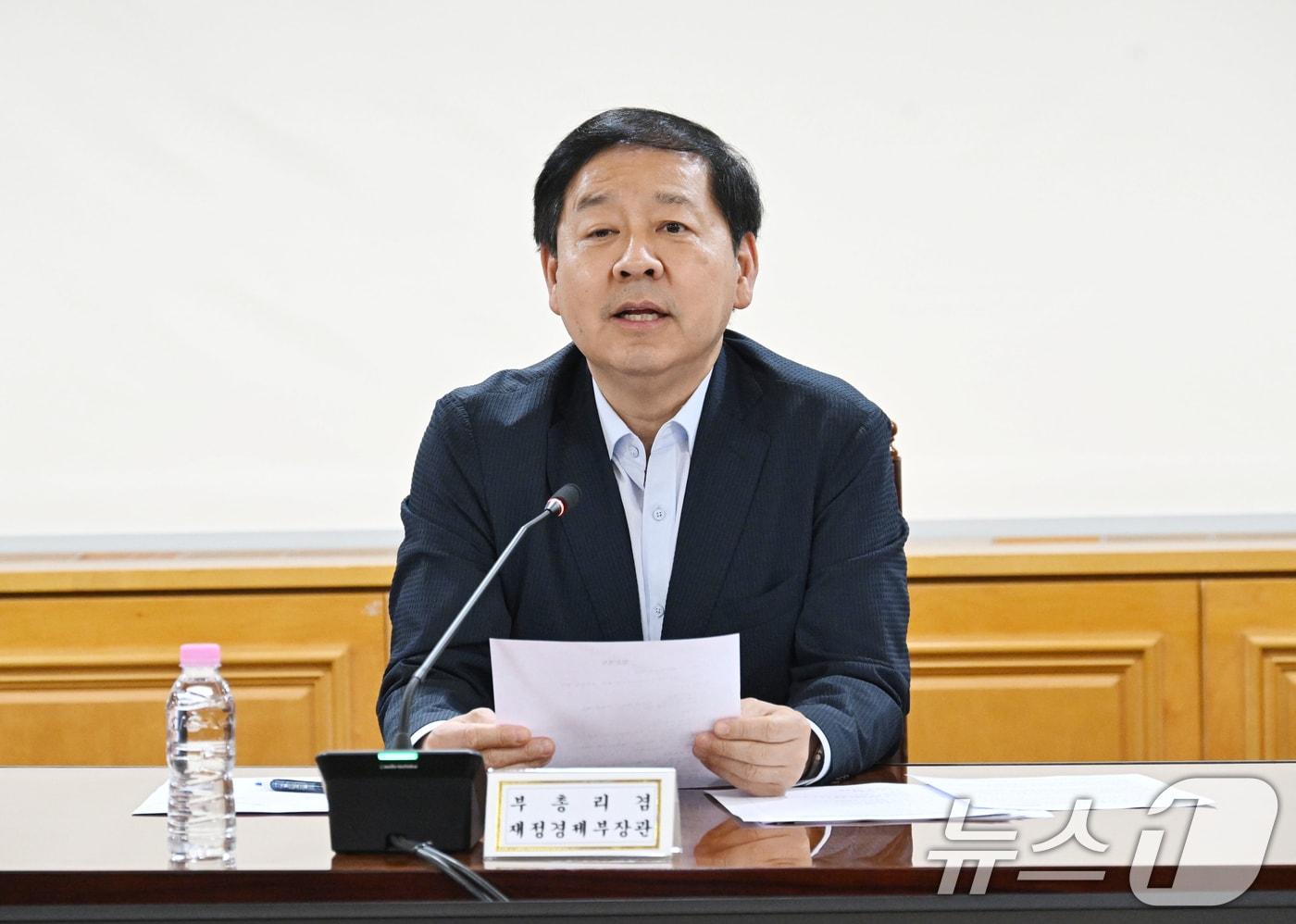 본문 이미지 - 구윤철 부총리 겸 재정경제부 장관이 7일 서울 중구 은행연합회에서 열린 시장상황점검회의를 주재하고 있다. (재정경제부 제공. 재판매 및 DB 금지) 2026.6.7 ⓒ 뉴스1