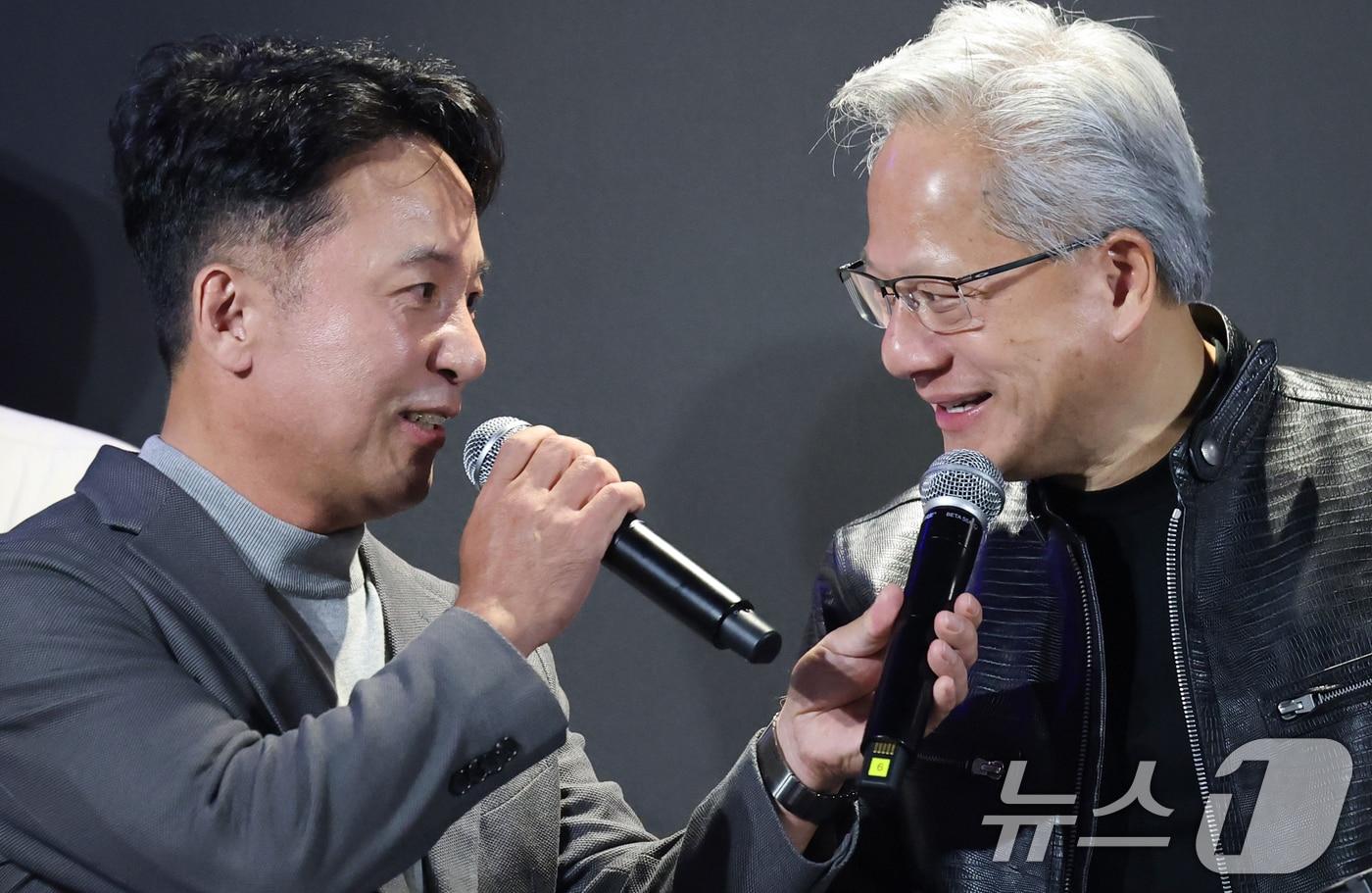 본문 이미지 - 젠슨 황 엔비디아 최고경영자(CEO)가 7일 오후 서울 서초구 포털 PC방에서 열린 엔씨소프트 다중접속 역할 수행 게임(MMORPG) '아이온2' 서프라이즈 라이브 행사에서 김택진 엔씨소프트 대표이사와 함께 유저들을 만나고 있다. (공동취재) 2026.6.7 ⓒ 뉴스1 오대일 기자