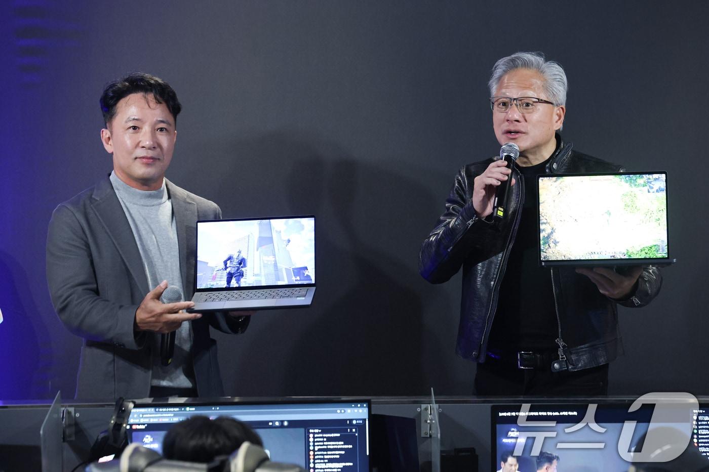 본문 이미지 - 젠슨 황 엔비디아 최고경영자(CEO)가 7일 오후 서울 서초구 포털 PC방에서 'RTX 스파크'가 탑재된 노트북을 소개하고 있다. (공동취재) 2026.6.7 ⓒ 뉴스1 오대일 기자