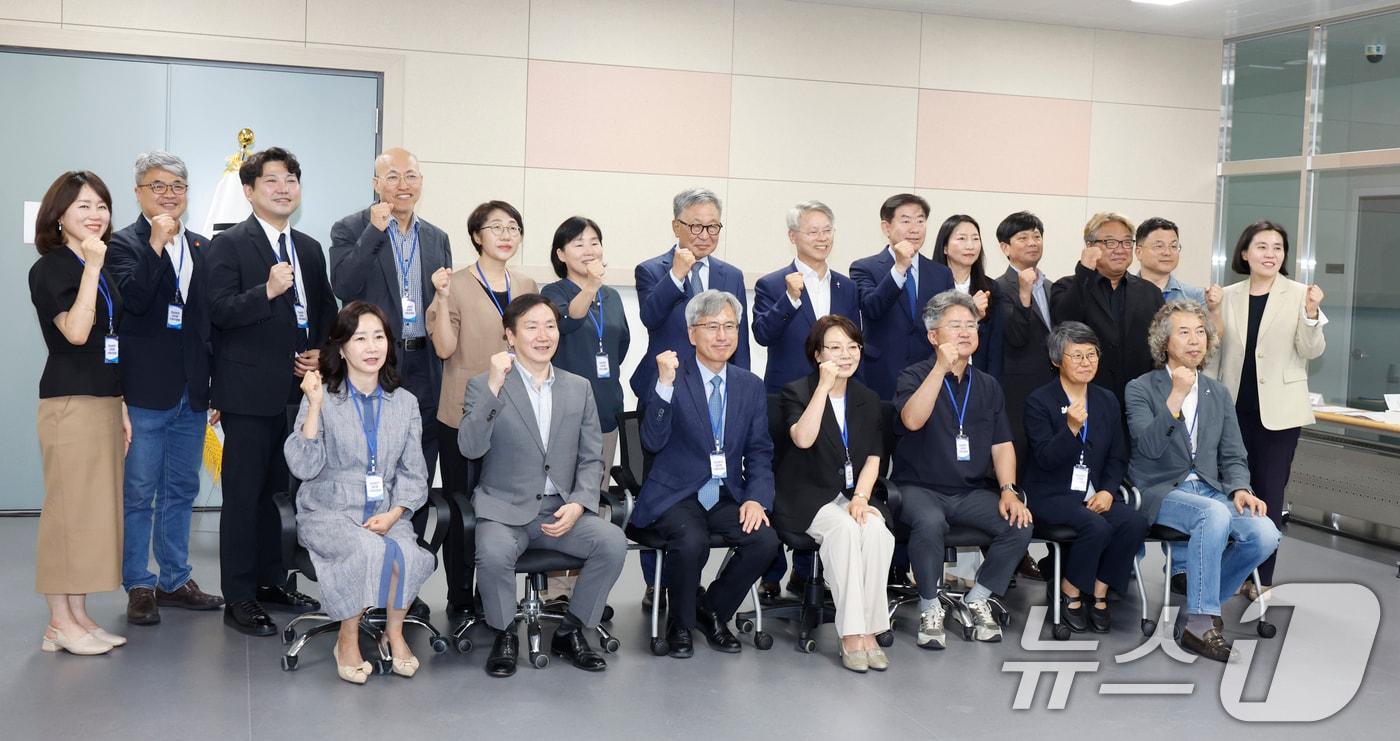 본문 이미지 - 광주전남대전환기획위원회가 8일 전남 나주 빛가람복합문화체육센터에서 민형배 광주특별시장 당선인, 정은승 위원장, 인수위원 등이 첫 상견례를 갖고 기념촬영을 하고 있다. 2026.6.7 ⓒ 뉴스1 김태성 기자