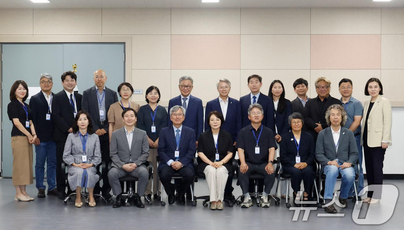 본문 이미지 - 광주전남대전환기획위원회가 8일 전남 나주 빛가람복합문화체육센터에서 민형배 광주특별시장 당선인, 정은승 위원장, 인수위원 등이 첫 상견례를 갖고 기념촬영을 하고 있다. 2026.6.7 ⓒ 뉴스1 김태성 기자