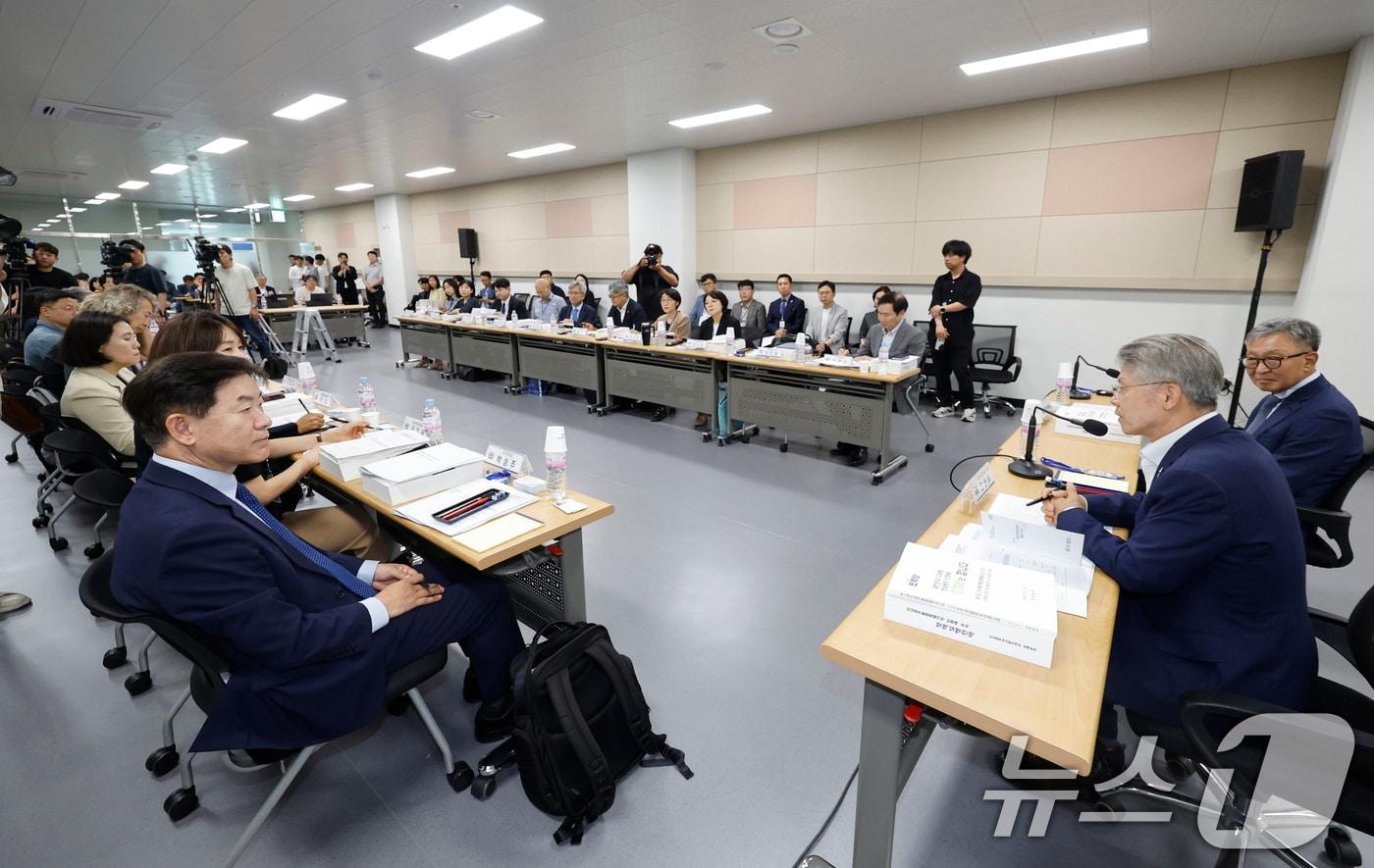 본문 이미지 - 민형배 전남광주통합특별시장 당선인이 8일 전남 나주 빛가람복합문화체육센터에서 열린 광주전남대전환기획위원회 상견례 행사에서 인사말을 하고 있다. 2026.6.7 ⓒ 뉴스1 김태성 기자