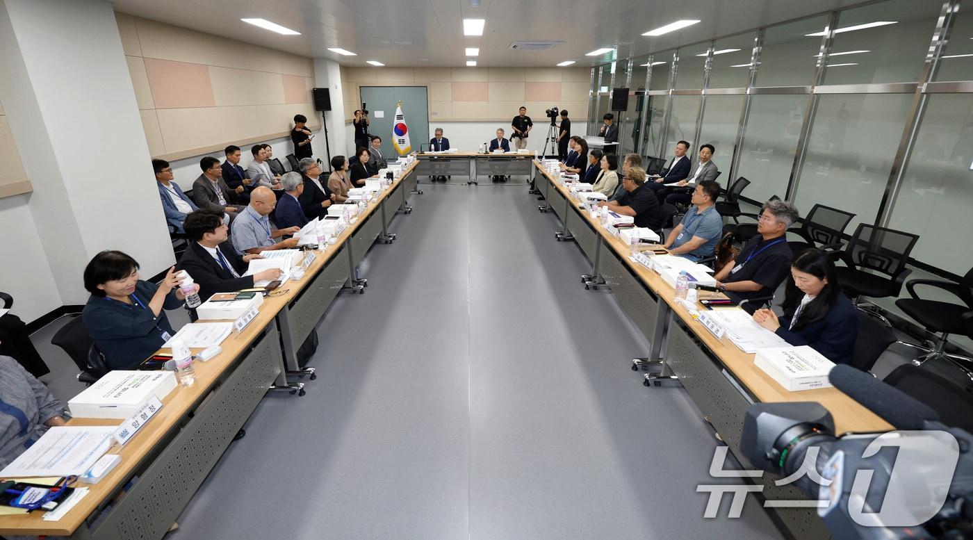 본문 이미지 - 민형배 전남광주통합특별시장 당선인이 8일 전남 나주 빛가람복합문화체육센터에서 열린 광주전남대전환기획위원회 상견례 행사에서 인사말을 하고 있다. 2026.6.7 ⓒ 뉴스1 김태성 기자
