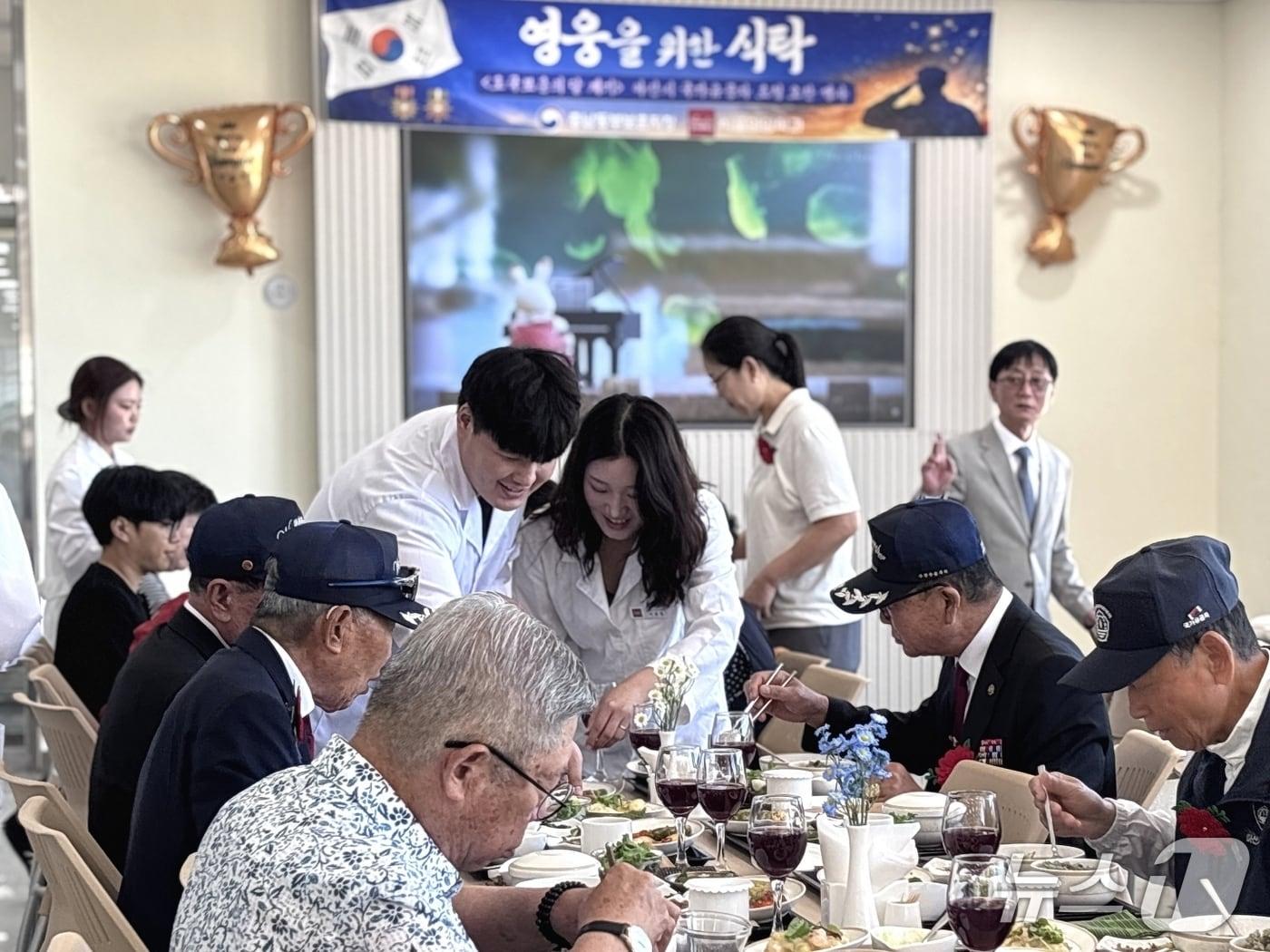 본문 이미지 - 국가유공자에게 식사 제공한 호서대 식품영양학과 학생들.(호서대 제공. 재판매 및 DB금지)