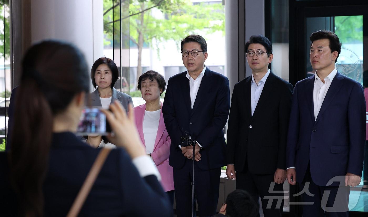 본문 이미지 - 신동욱 국민의힘 최고위원을 비롯한 의원들이 지난 7일 서울 서대문구 경찰청에서 제9회 전국동시지방선거 투표용지 부족 사태 관련 올림픽공원 핸드볼 경기장 개표소 앞 시민 평화 시위 보장 및 안전 대책을 촉구하며 항의 방문하고 있다. 2026.6.7 ⓒ 뉴스1 김성진 기자
