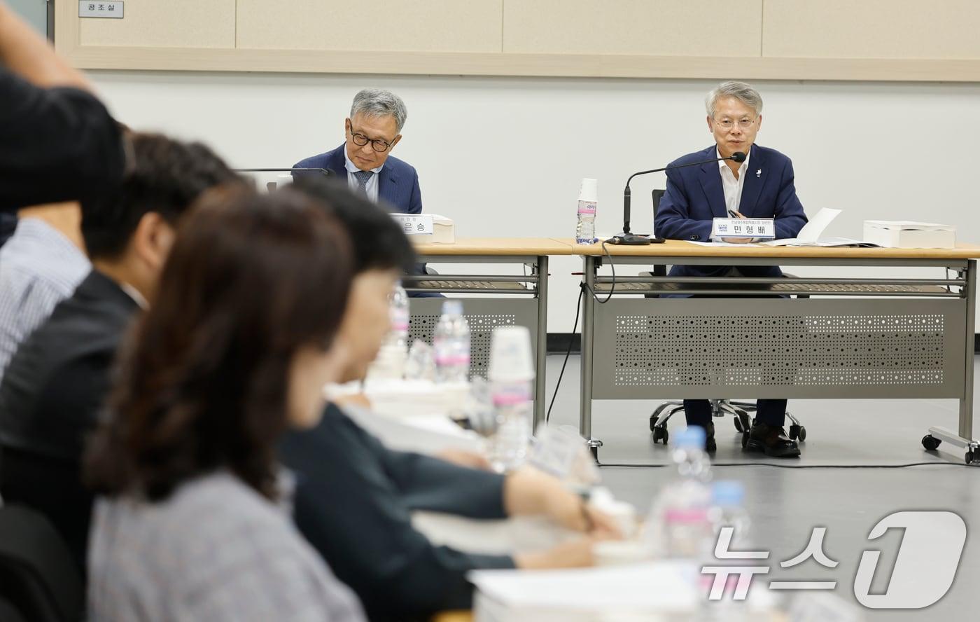 본문 이미지 - 민형배 전남광주특별시장 당선자가 7일 전남 나주 빛가람복합문화체육센터에서 열린 광주전남대전환기획위원회 상견례 행사에서 인사말을 하고 있다. 2026.6.7 ⓒ 뉴스1 김태성 기자