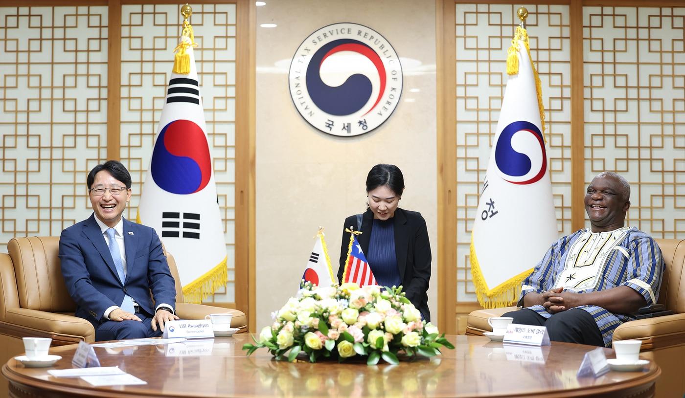 본문 이미지 - 임광현 국세청장과 제임스 도버 잘라 라이베리아 국세청장이 실무협정을 체결했다.(국세청 제공)