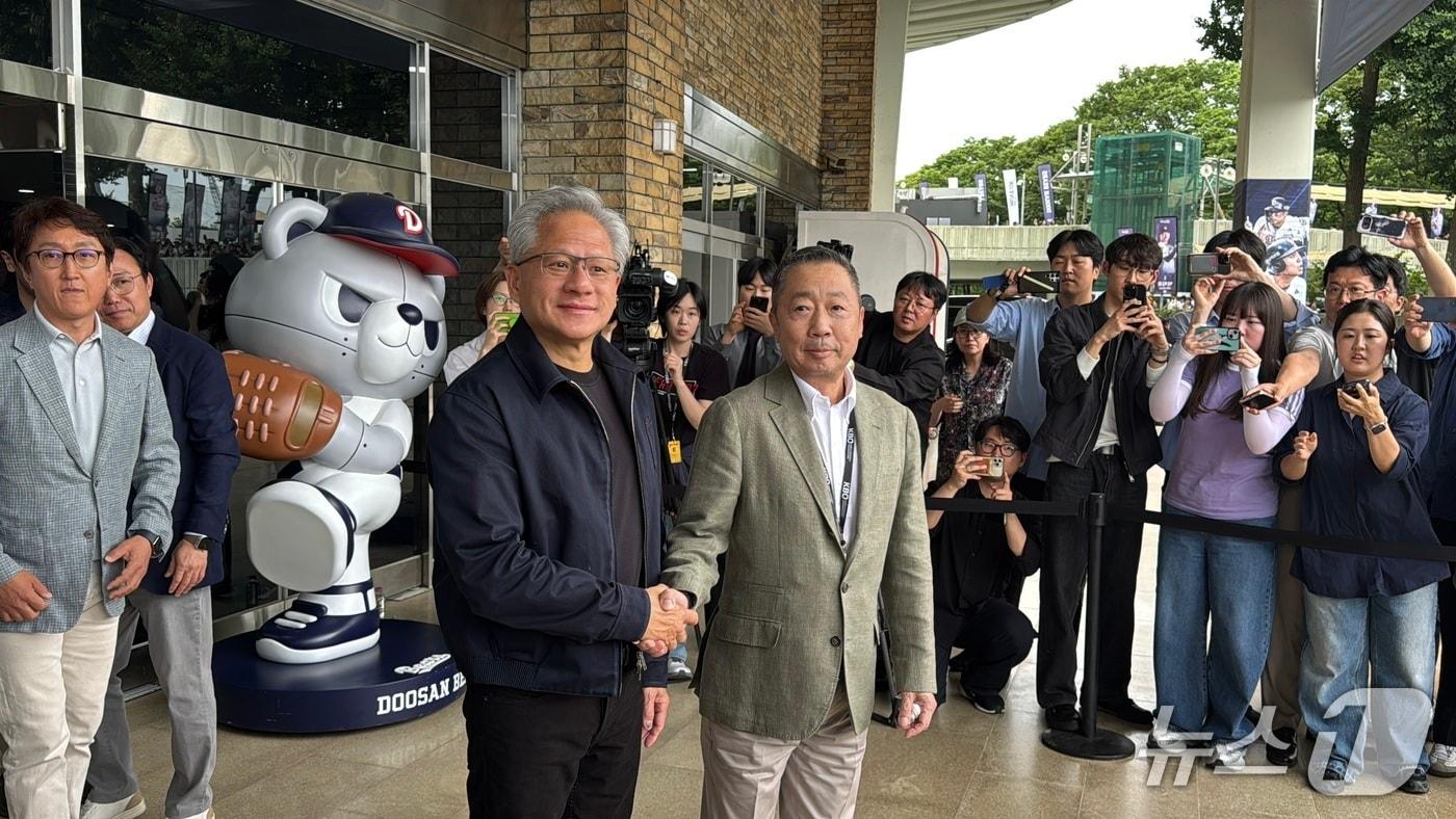 본문 이미지 - 젠슨 황 엔비디아 CEO(왼쪽)이 7일 서울 잠실 구장 출입구에서 박정원 두산그룹 회장 겸 두산 베어스 구단주와 악수하고 있다.