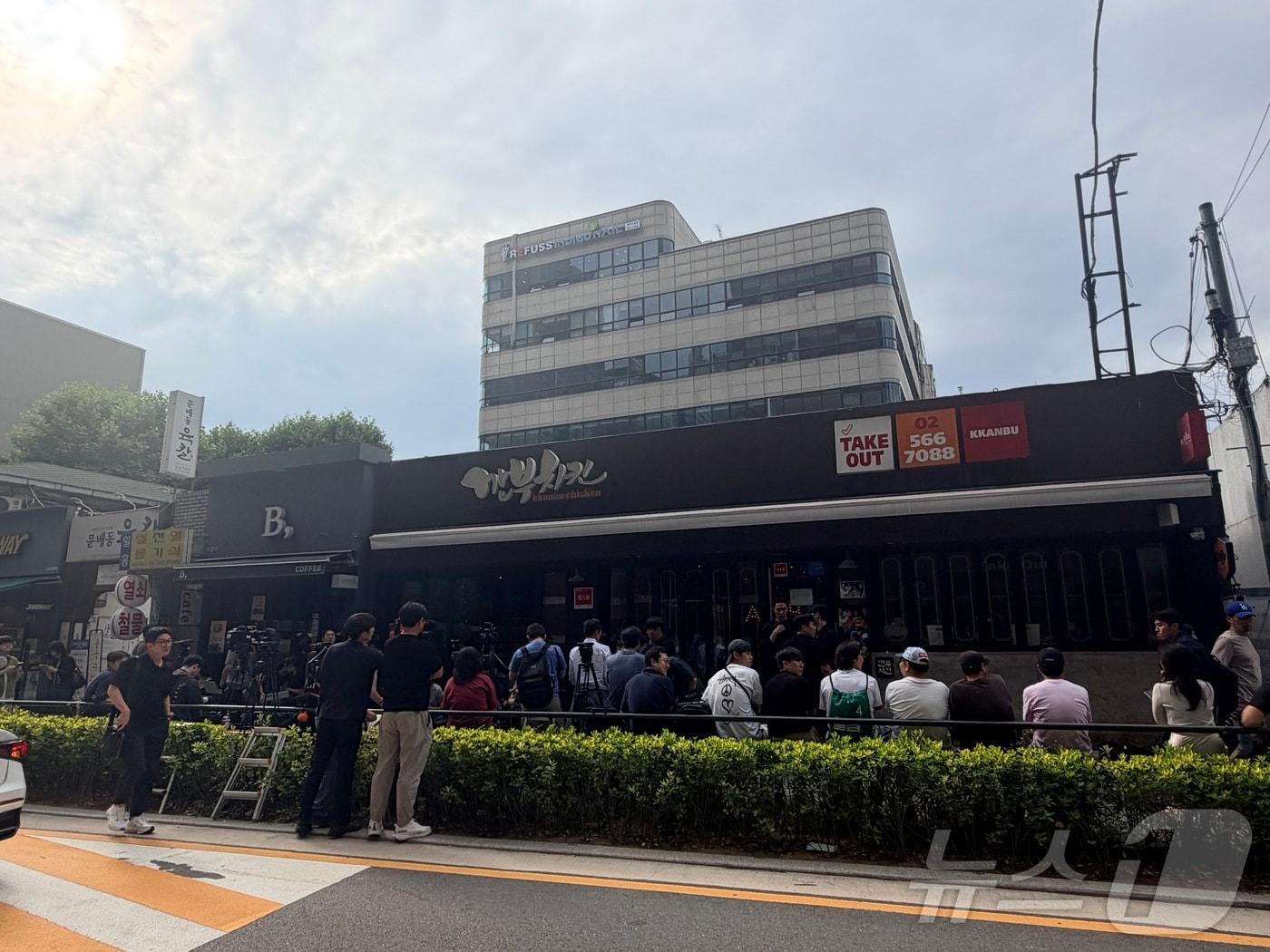 본문 이미지 - 7일 오후 서울 강남구 삼성역 인근 '깐부치킨' 앞에 취재진과 시민들이 대기 중인 모습. 2026.06.07 ⓒ 뉴스1