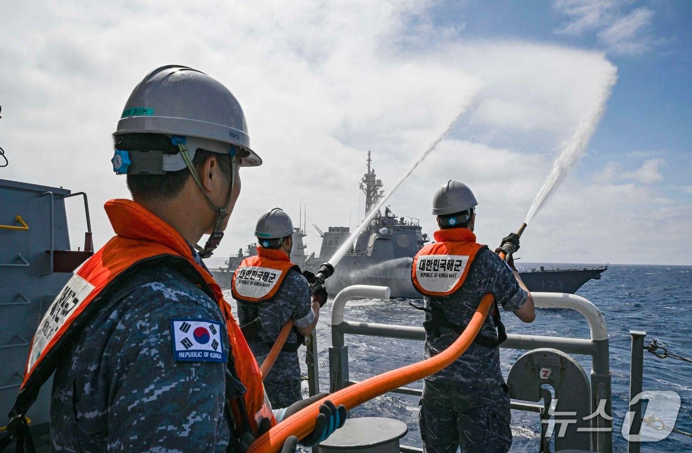 본문 이미지 - 7일 제주 동남방 공해상에서 진행된 한일 수색구조훈련(SAREX)에서 가상의 조난선박에 발생한 화재를 진압하고 있다. (해군 제공)